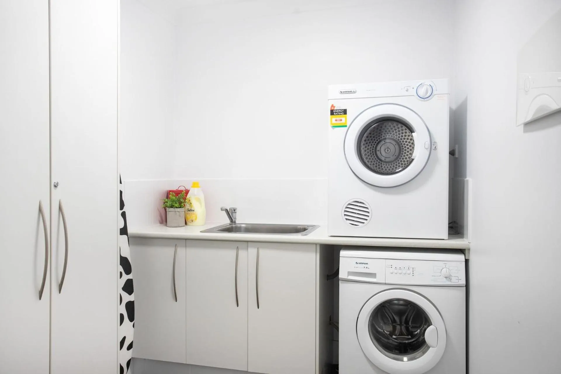 washing machine in Mollymook Luxury Beachfront Apartment 10