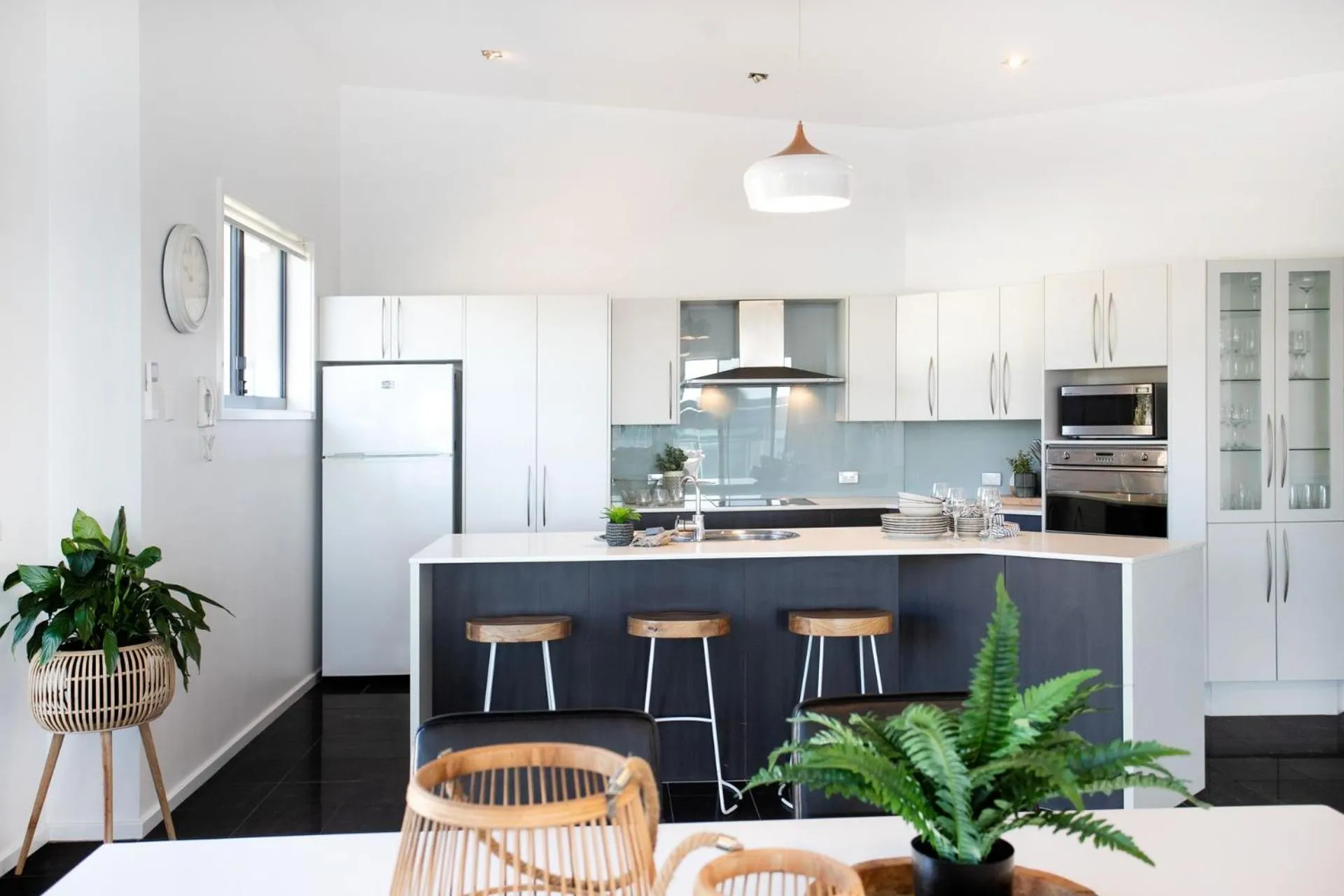 Kitchen or kitchenette in Mollymook Luxury Beachfront Apartment 10