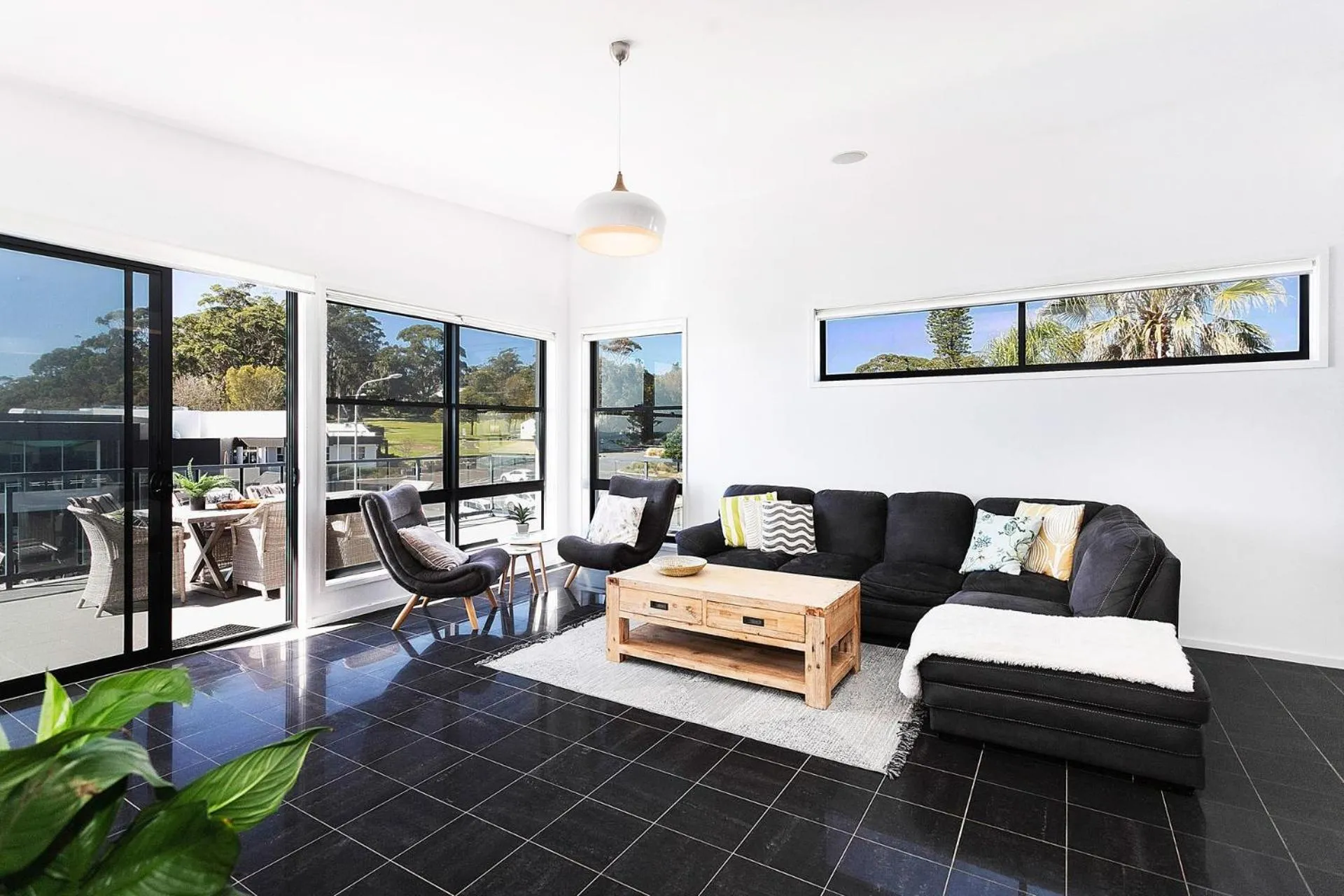 TV and multimedia in Mollymook Luxury Beachfront Apartment 10
