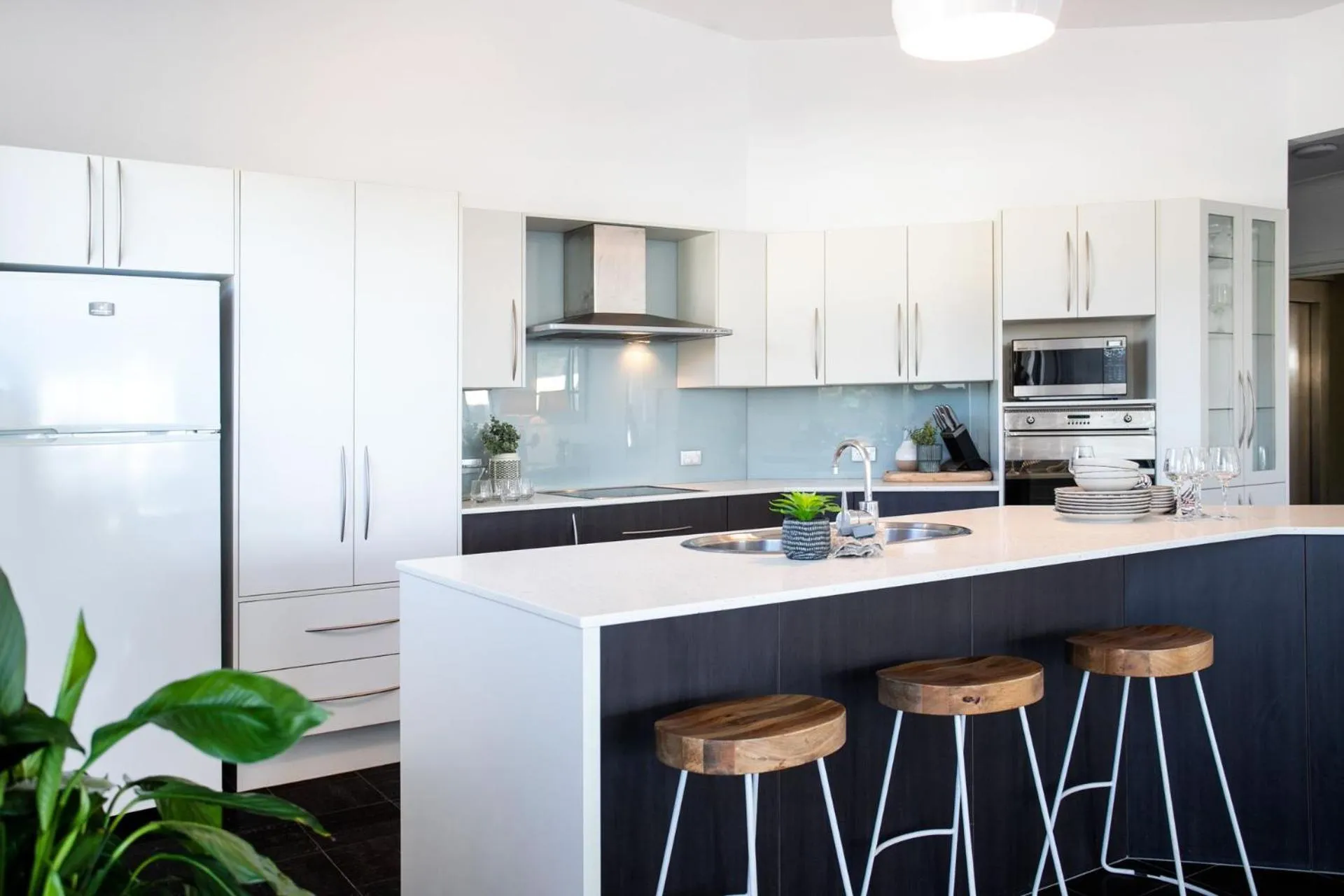 Kitchen or kitchenette in Mollymook Luxury Beachfront Apartment 10
