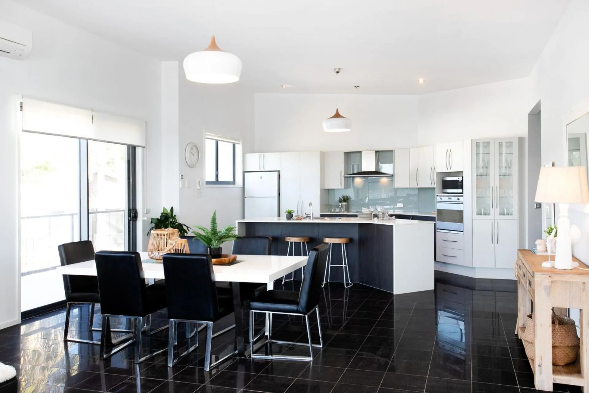 Kitchen or kitchenette in Mollymook Luxury Beachfront Apartment 10