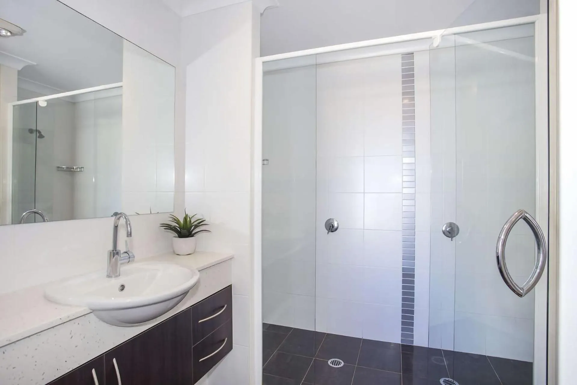 Shower in Mollymook Luxury Beachfront Apartment 10