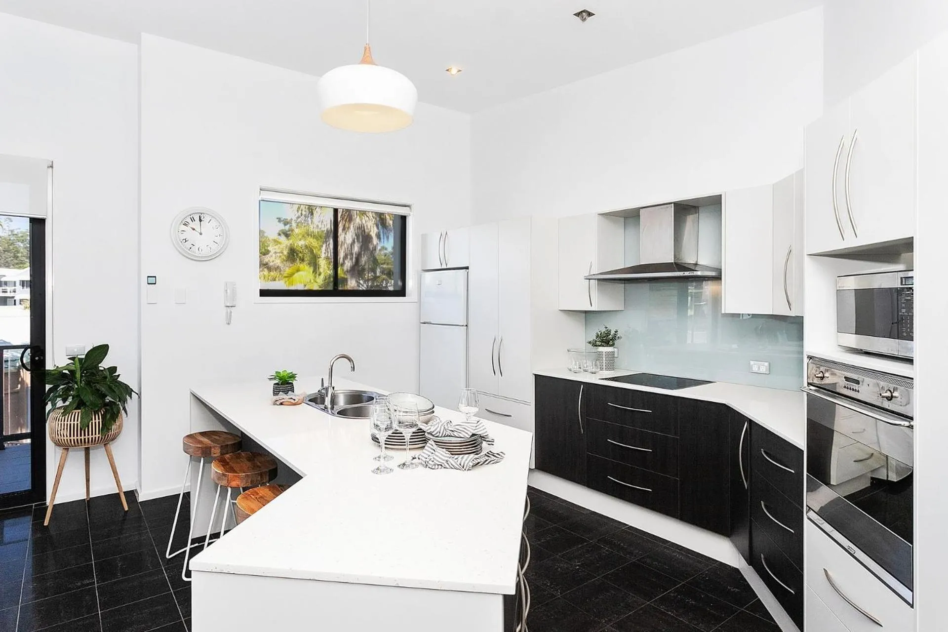Kitchen or kitchenette in Mollymook Luxury Beachfront Apartment 10
