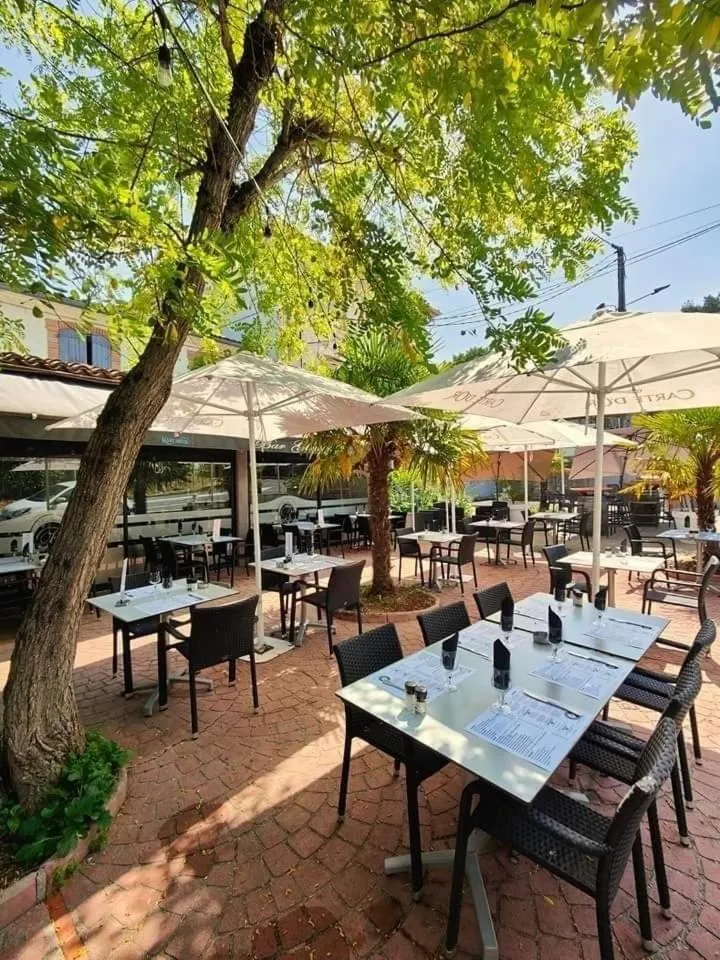 Patio in Hôtel La Renaissance