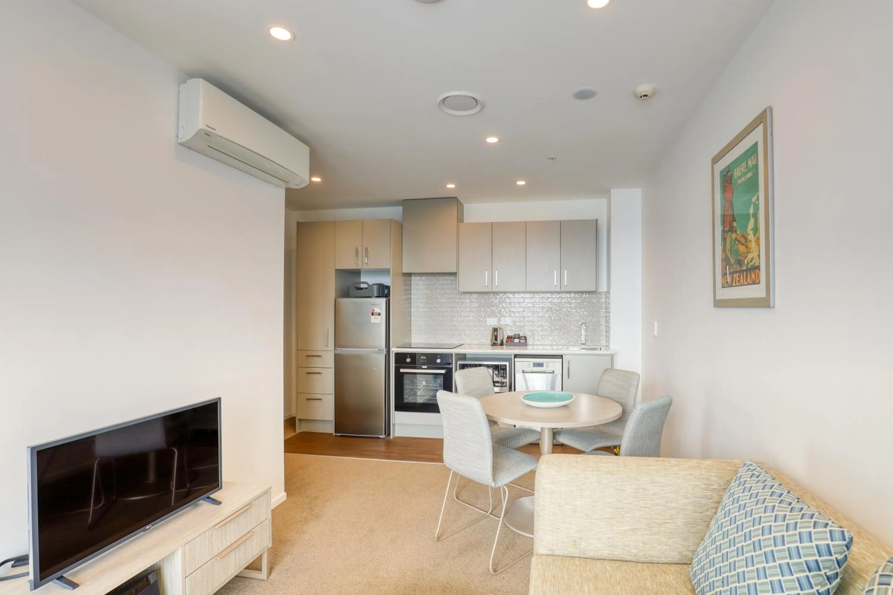 Dining area in Ramada Suites By Wyndham Victoria Street West