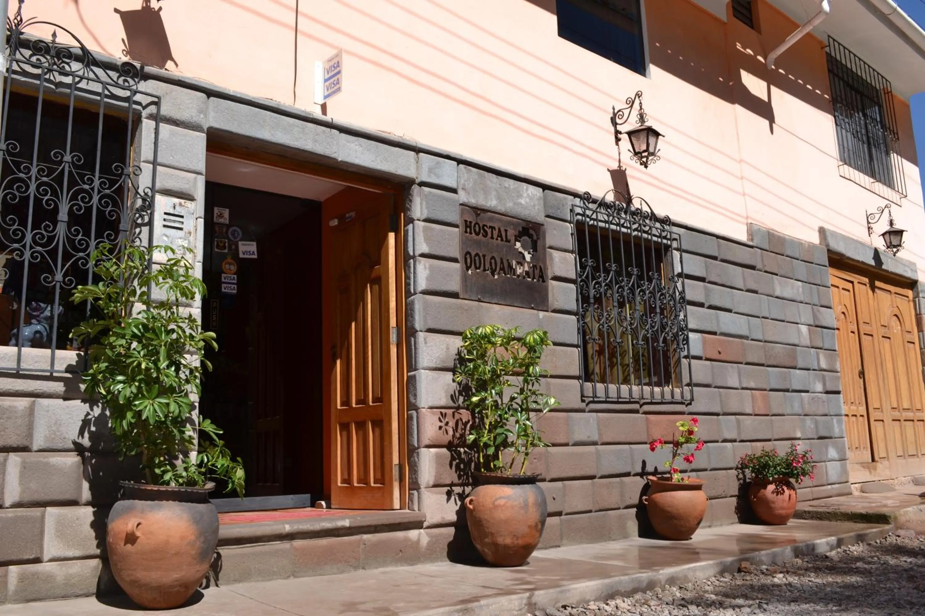Facade/entrance in Hostal Qolqampata