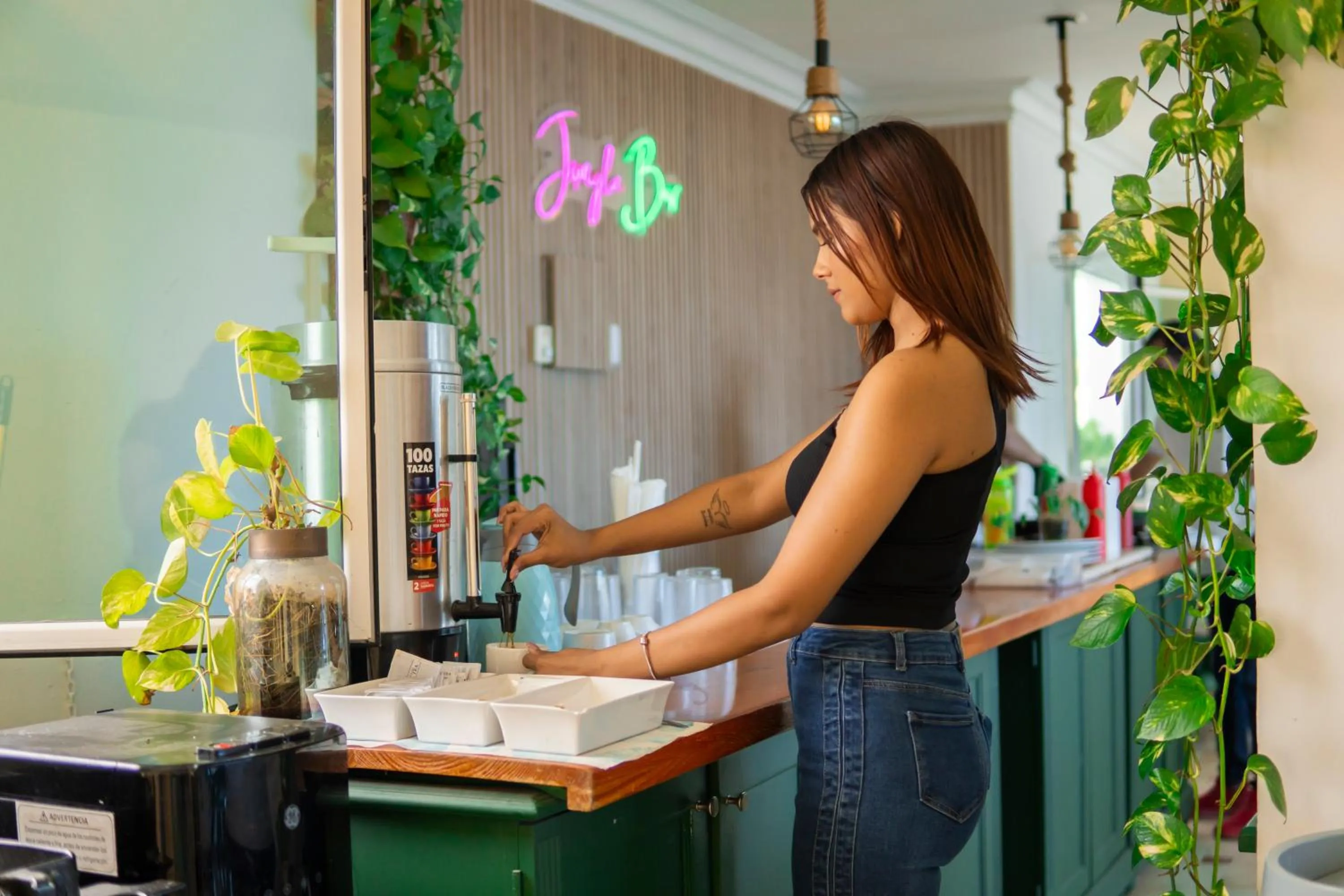 Restaurant/places to eat in Green Coast Hotel