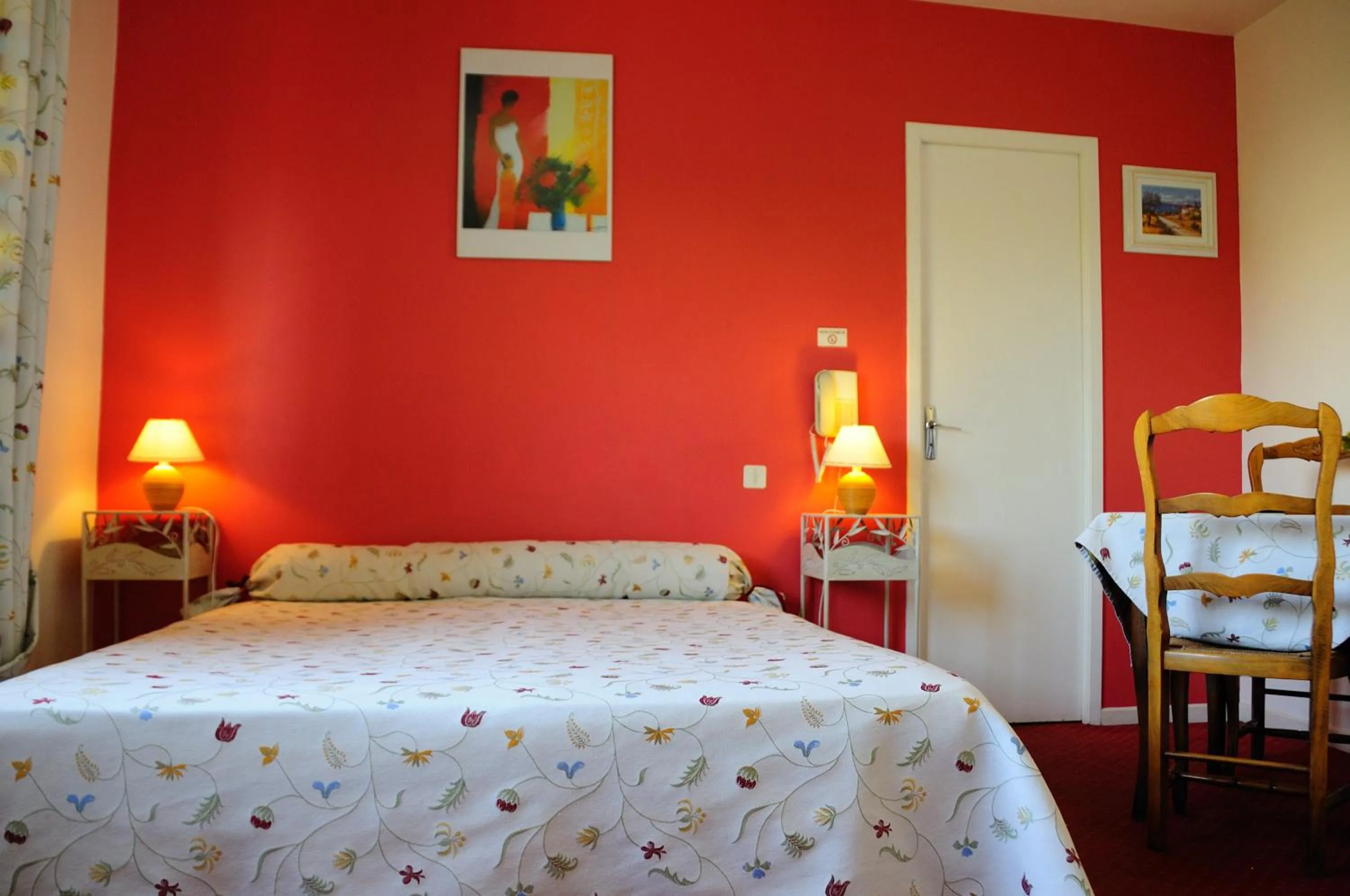 Decorative detail, Bed in Logis Hotel du Midi