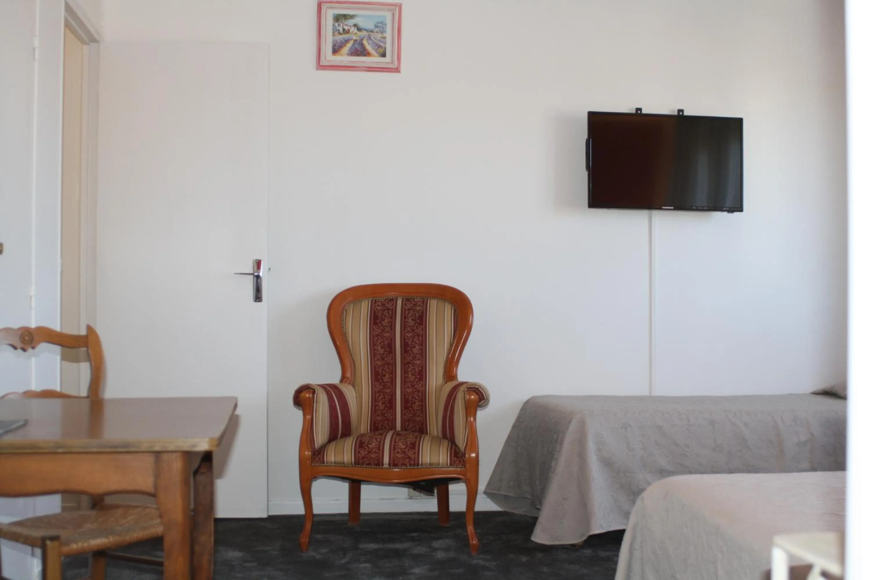 Bed in Logis Hotel du Midi