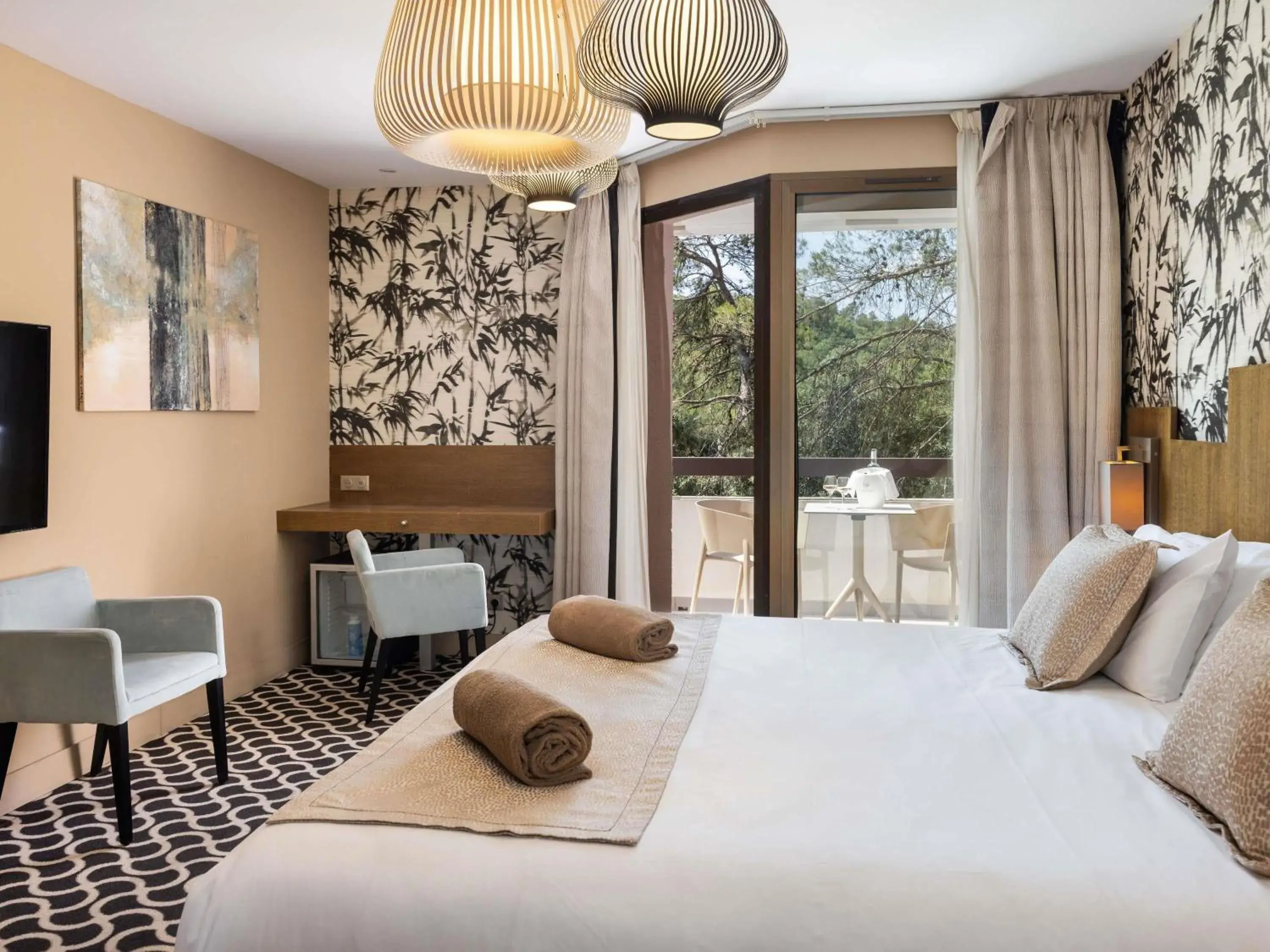 Property building, Bed in Mercure Brignoles Golf de Barbaroux & Spa Property building, Bed in Mercure Brignoles Golf de Barbaroux & Spa