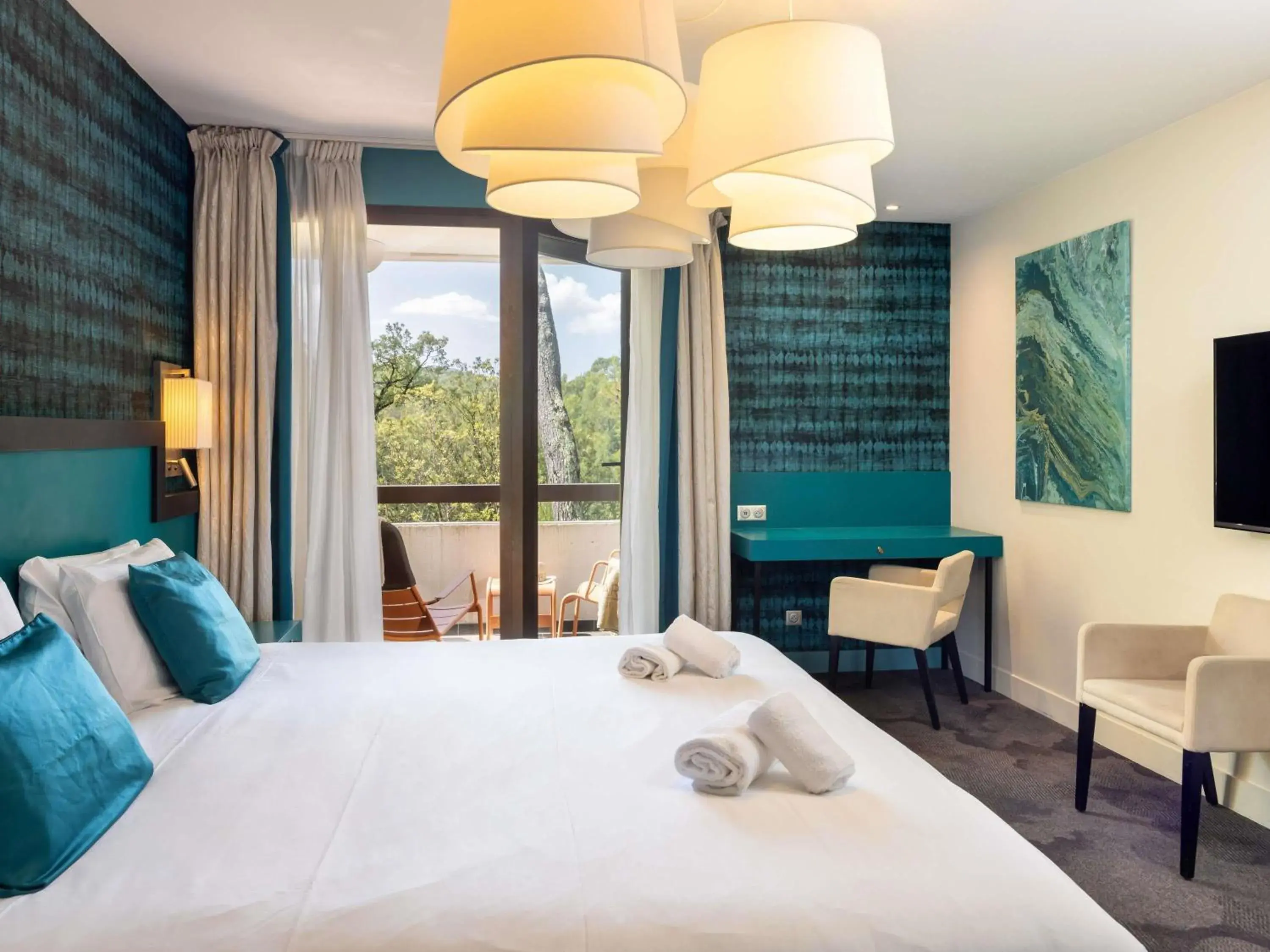 Property building, Bed in Mercure Brignoles Golf de Barbaroux & Spa Property building, Bed in Mercure Brignoles Golf de Barbaroux & Spa