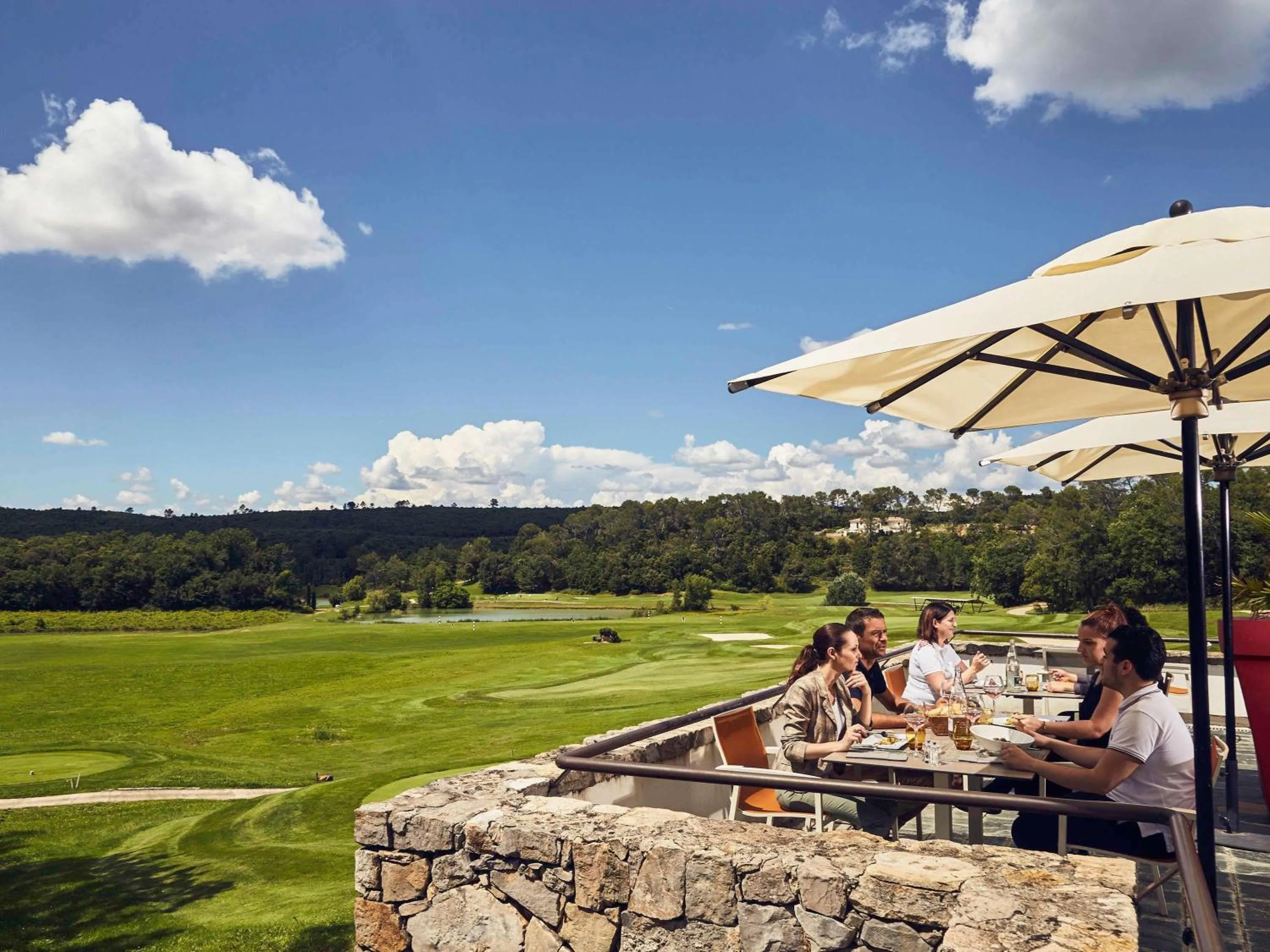 Restaurant/places to eat in Mercure Brignoles Golf de Barbaroux & Spa