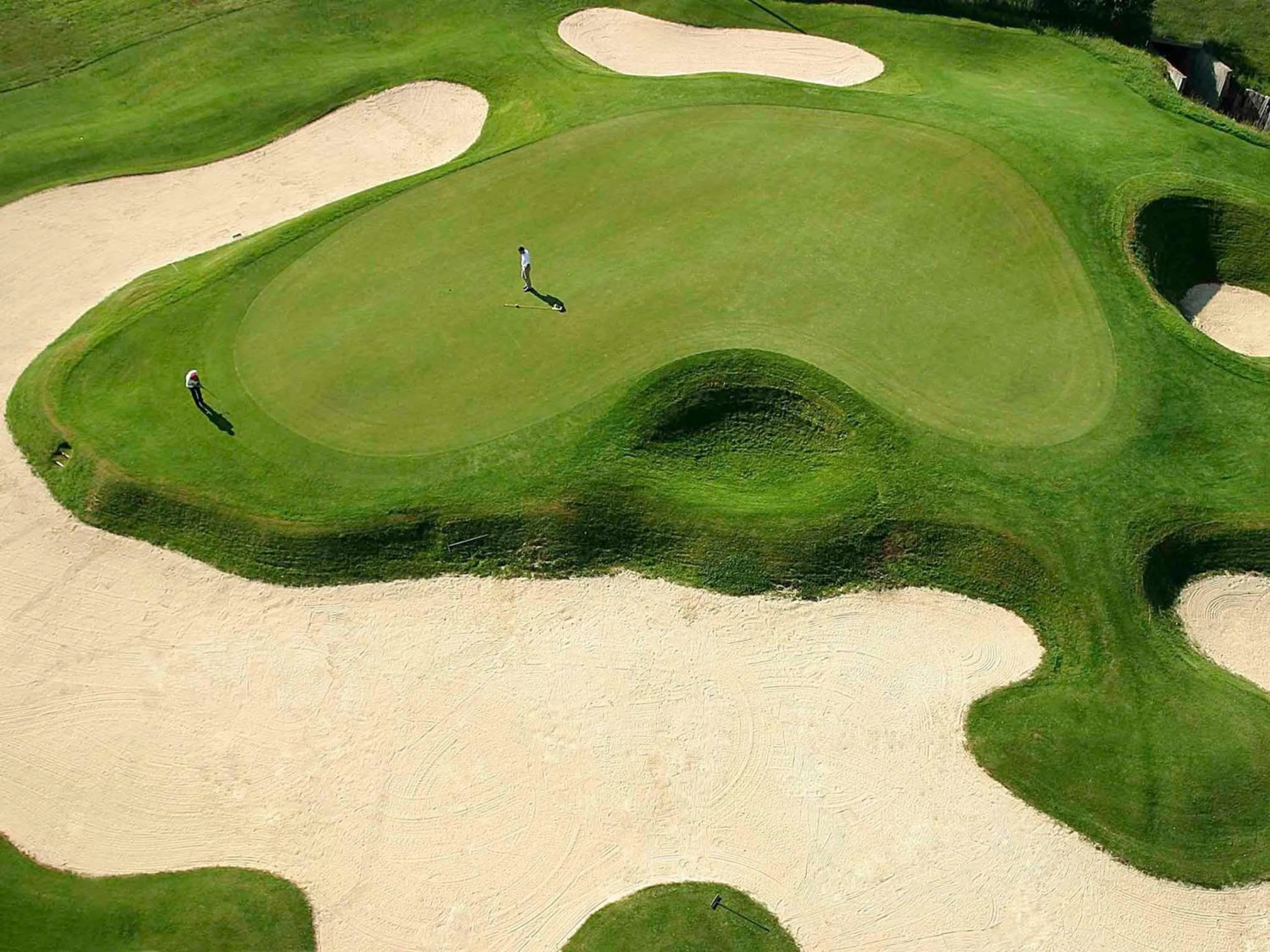 Property building in Mercure Brignoles Golf de Barbaroux & Spa