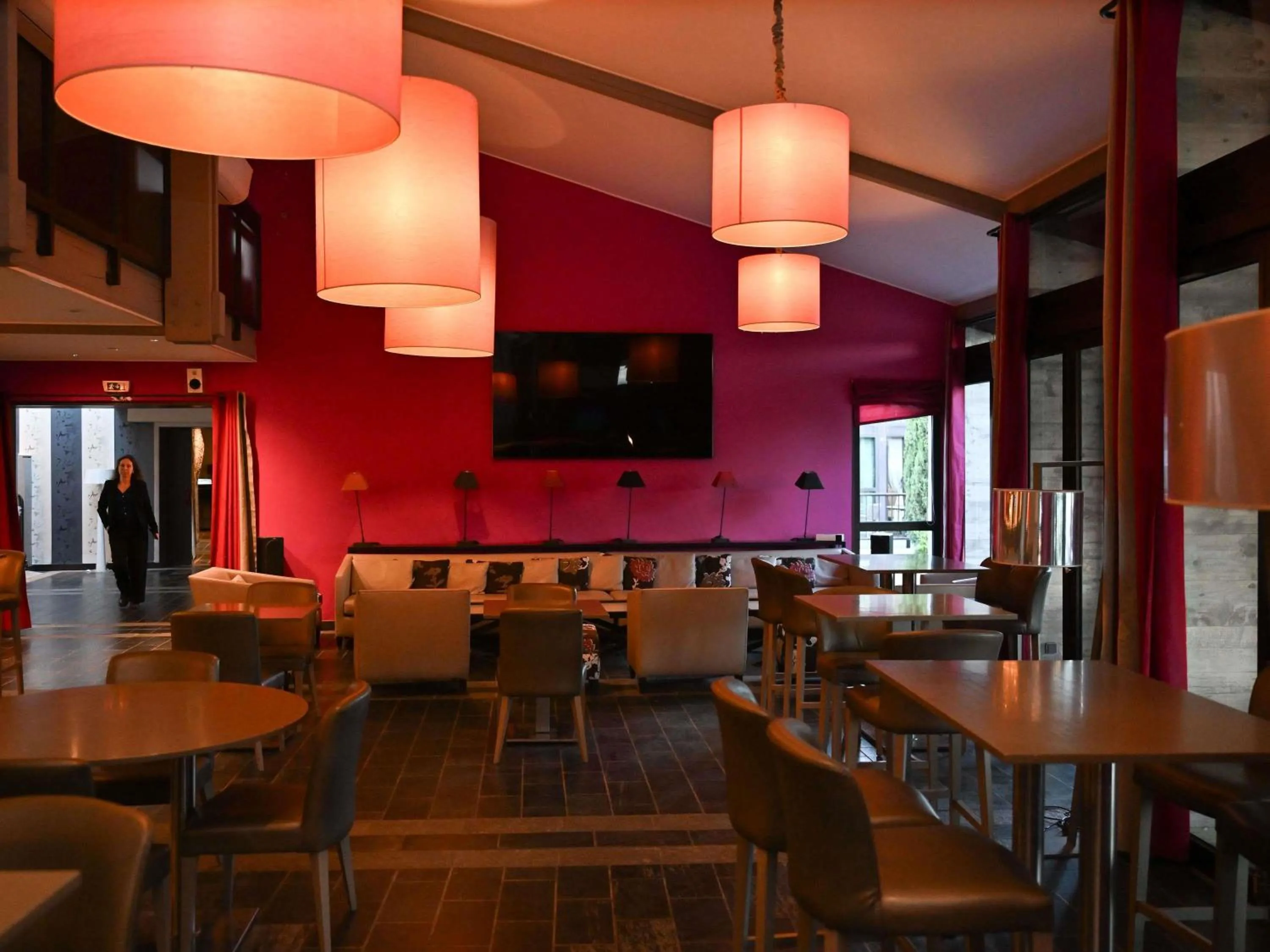 Lounge or bar in Mercure Brignoles Golf de Barbaroux & Spa