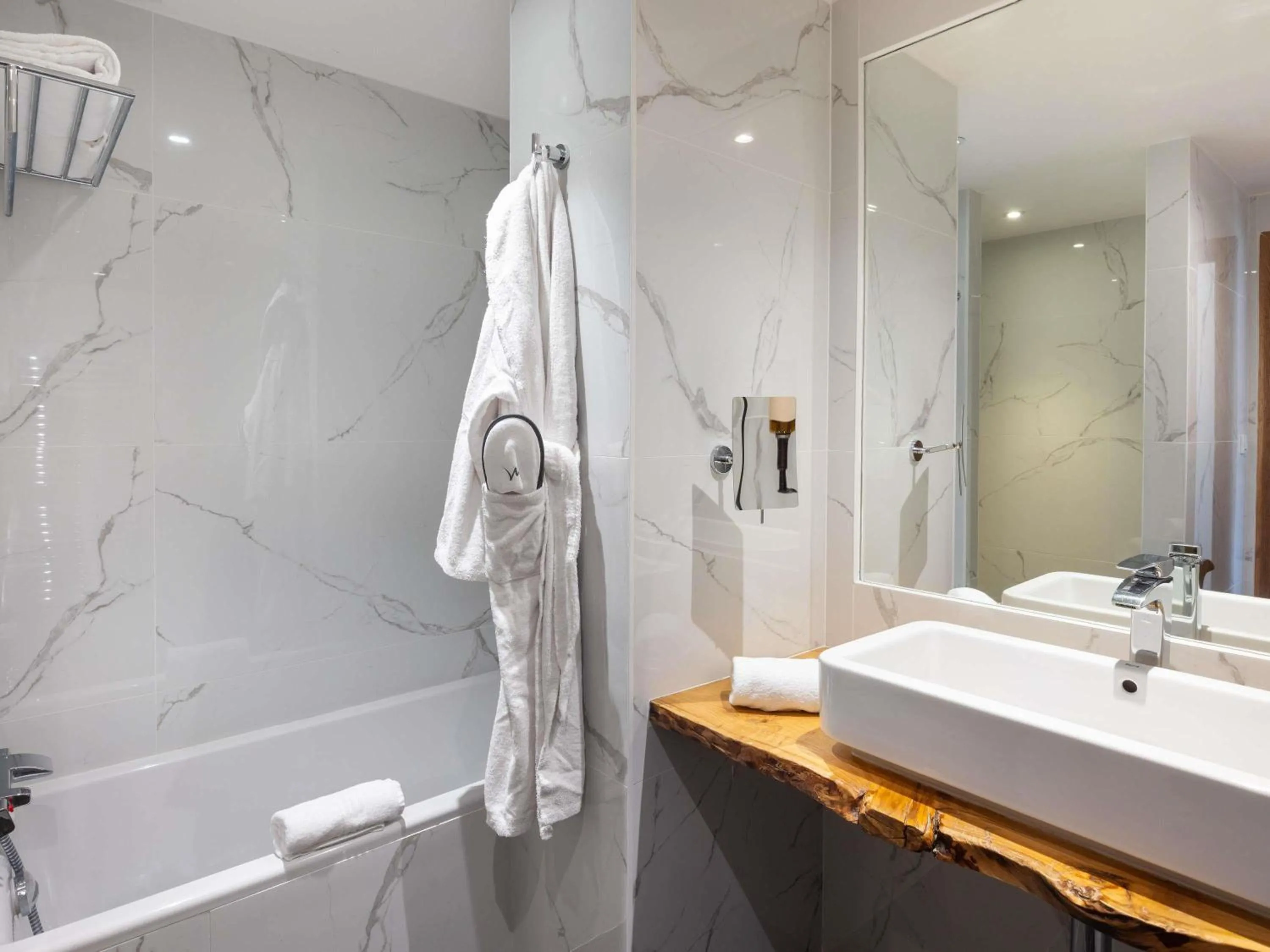 Bedroom in Mercure Brignoles Golf de Barbaroux & Spa