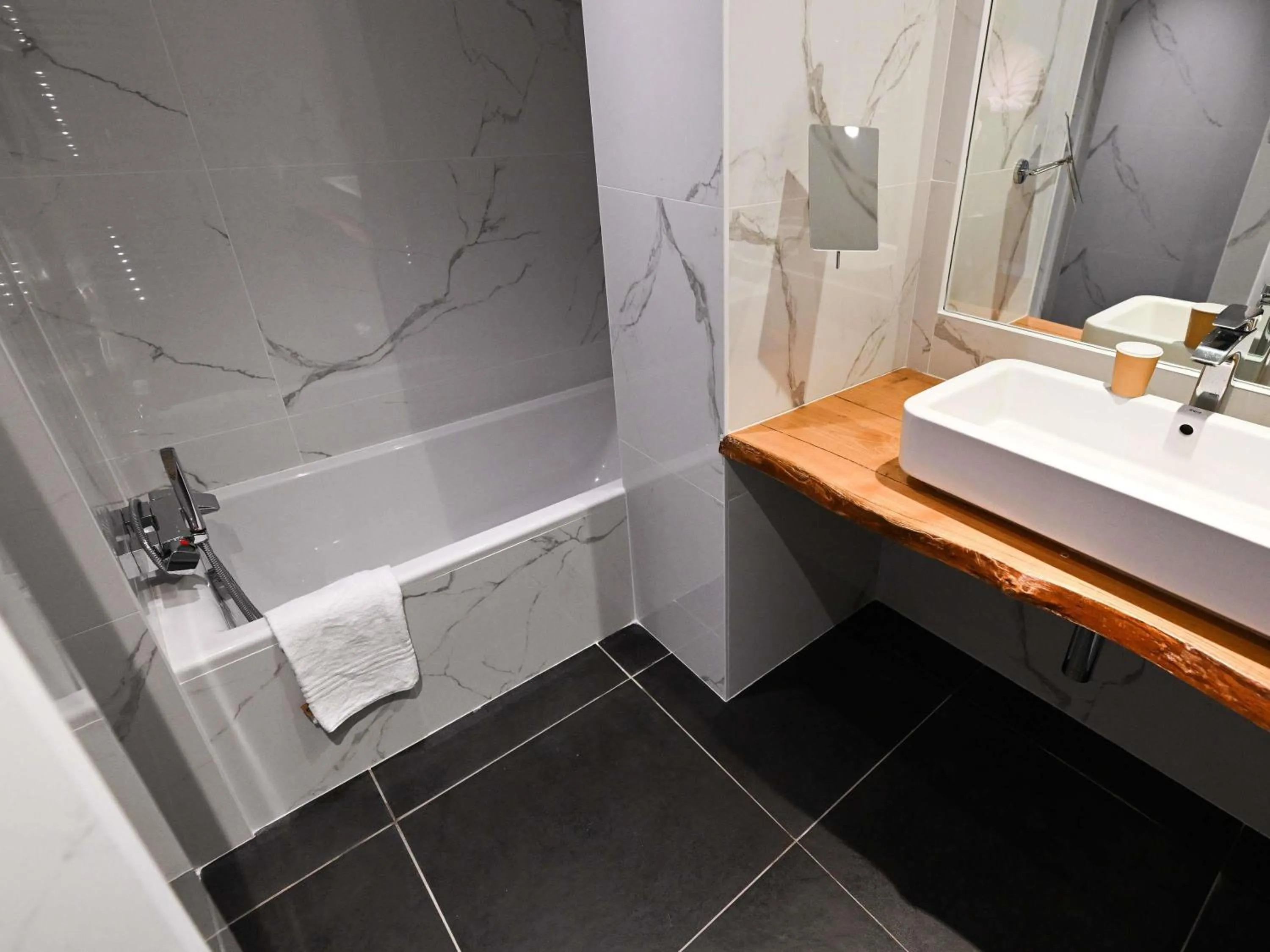 Bedroom in Mercure Brignoles Golf de Barbaroux & Spa