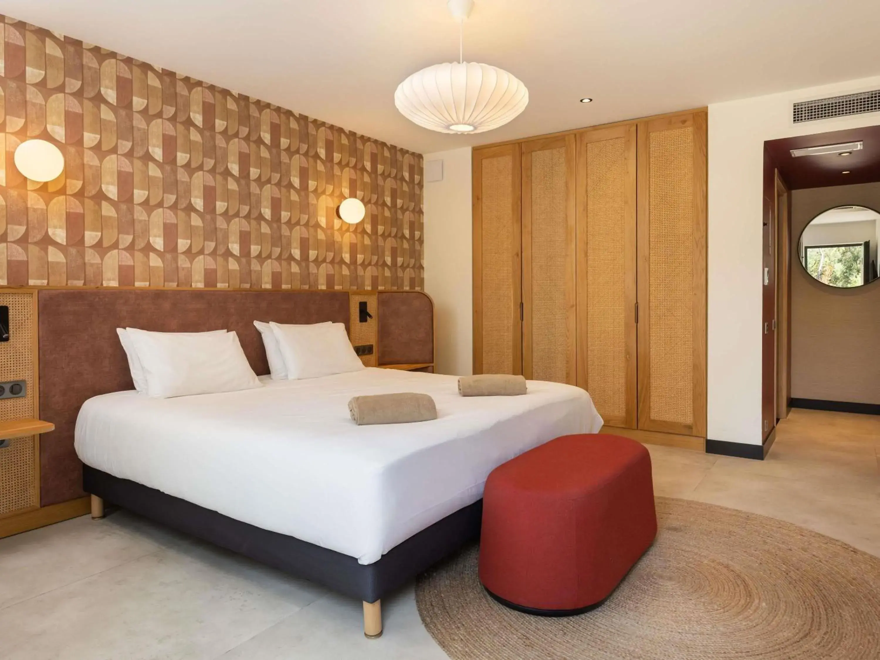 Property building, Bed in Mercure Brignoles Golf de Barbaroux & Spa Property building, Bed in Mercure Brignoles Golf de Barbaroux & Spa