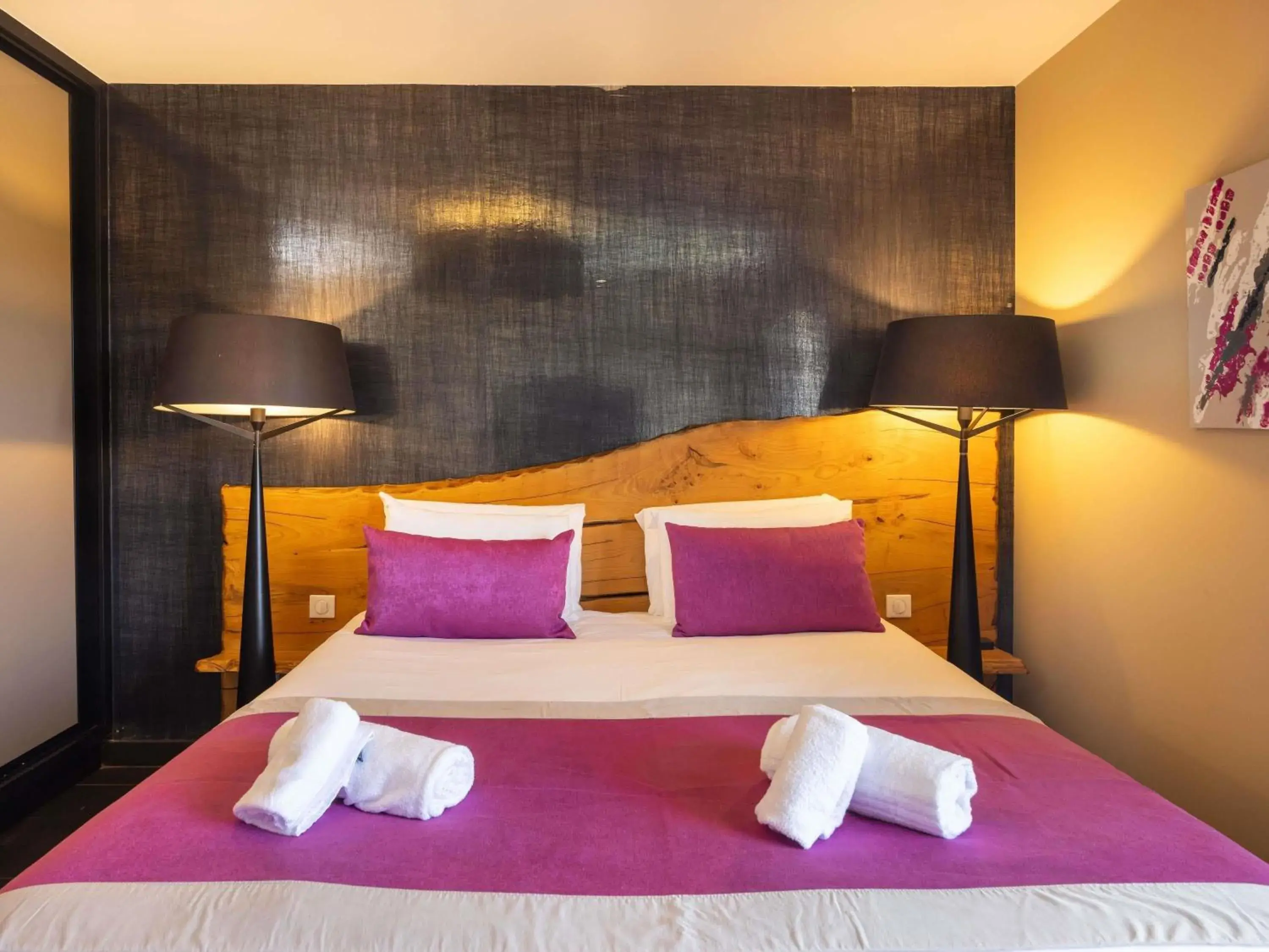 Property building, Bed in Mercure Brignoles Golf de Barbaroux & Spa Property building, Bed in Mercure Brignoles Golf de Barbaroux & Spa