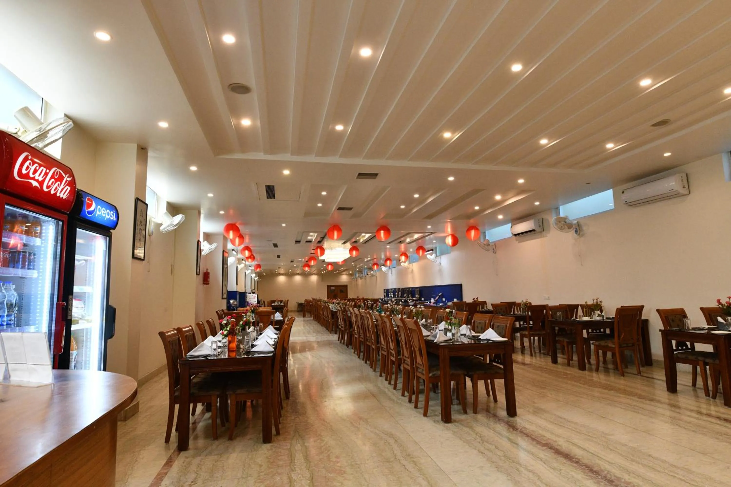 Restaurant/places to eat in HOTEL ANAND INTERNATIONAL