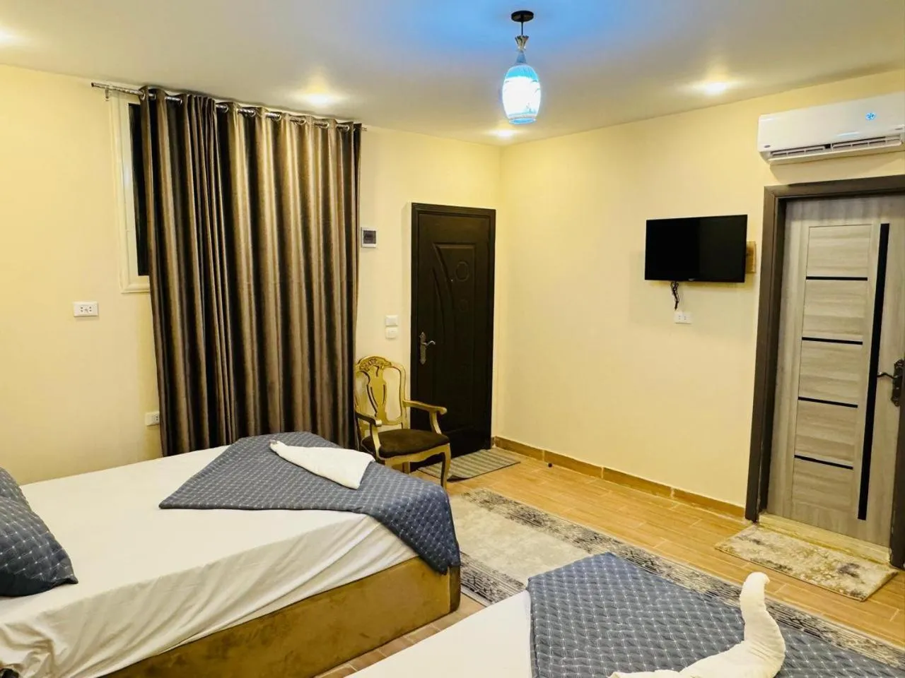 Bed in Sphinx palace pyramids view inn