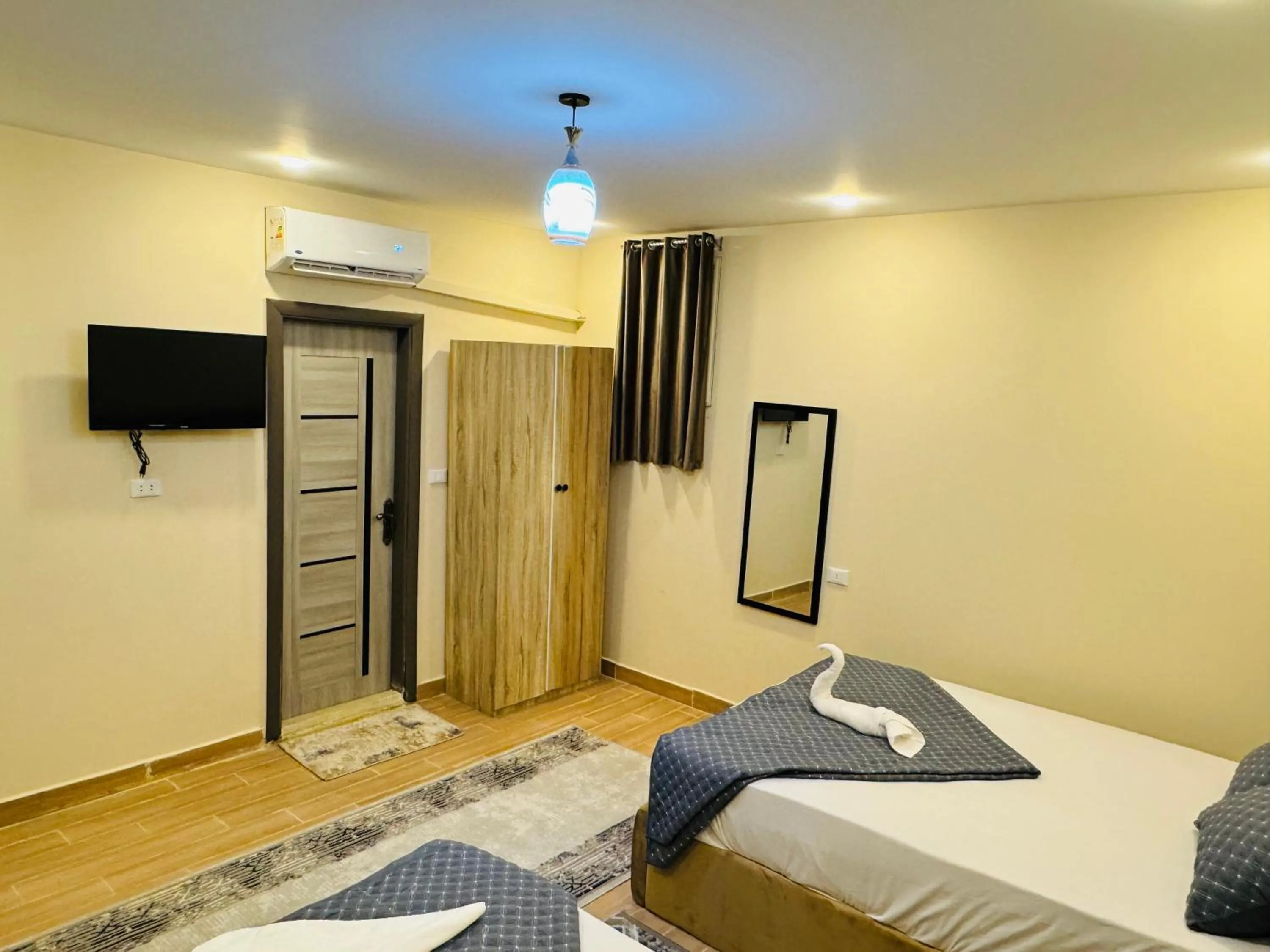 Bed in Sphinx palace pyramids view inn