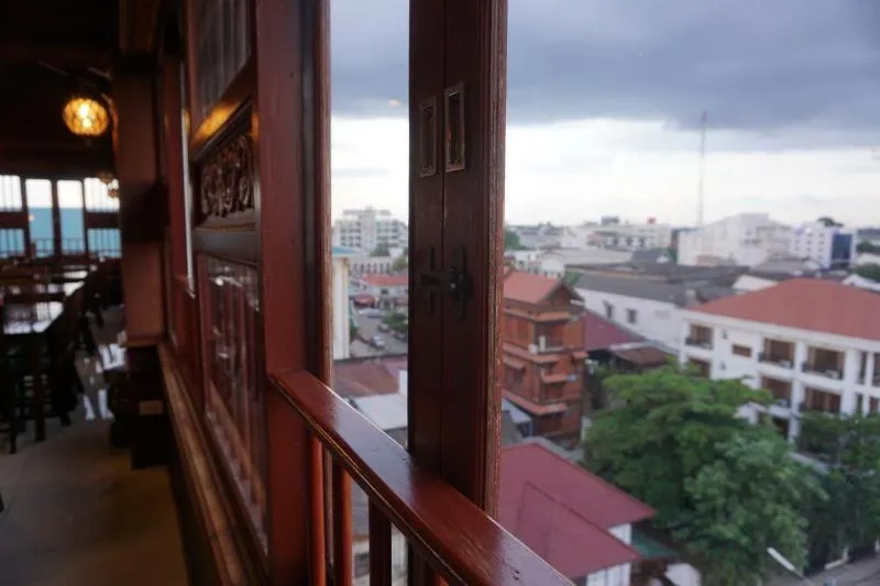 Restaurant/places to eat in Manorom Boutique Hotel