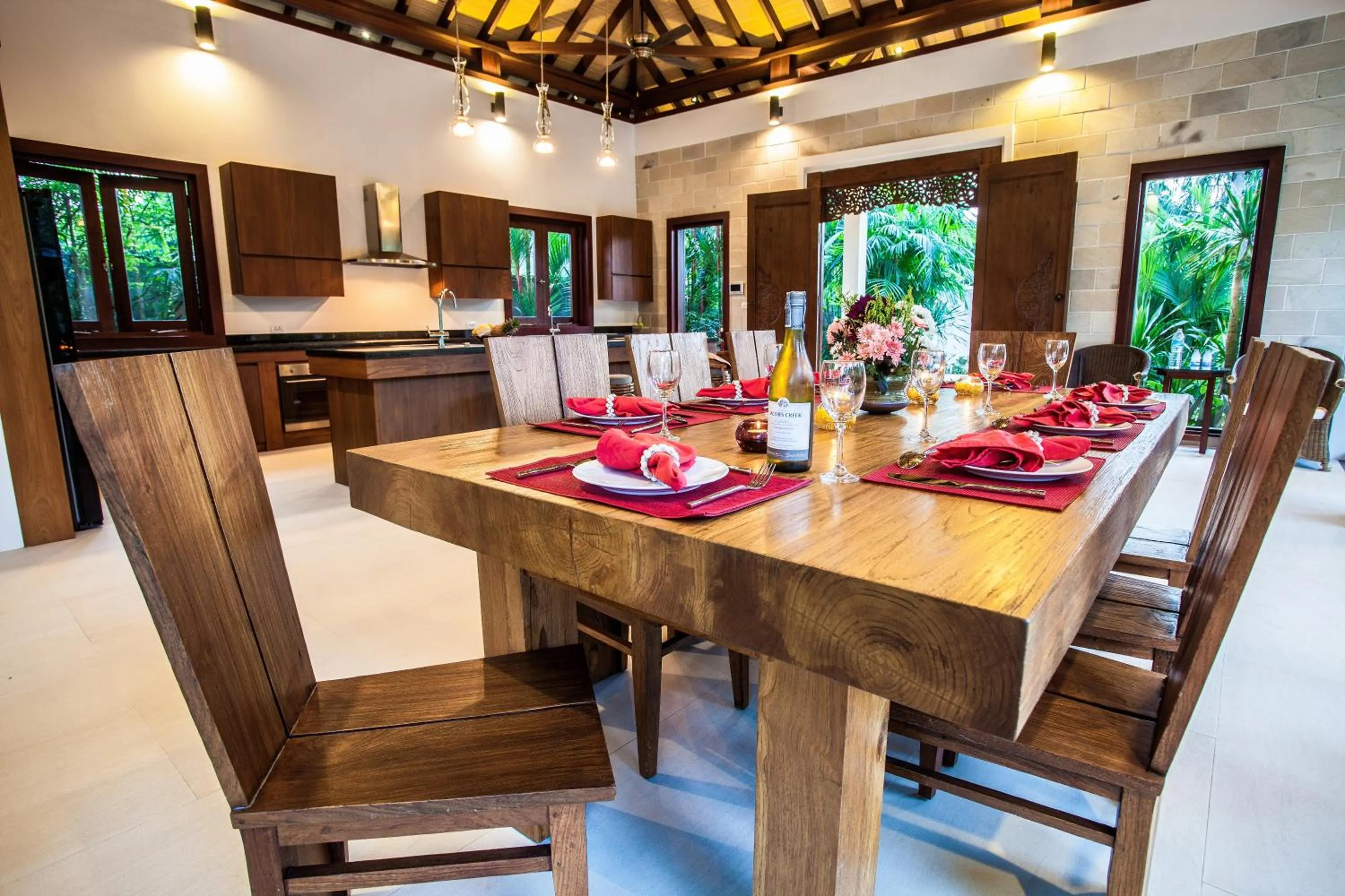 Dining area in Baan Pinya Balinese Style Pool Villa