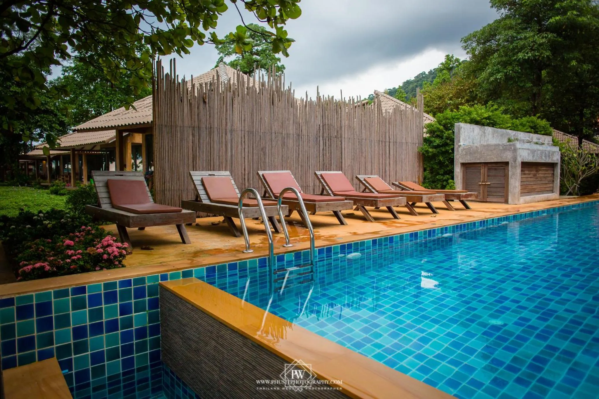 Swimming pool in Flora I Talay