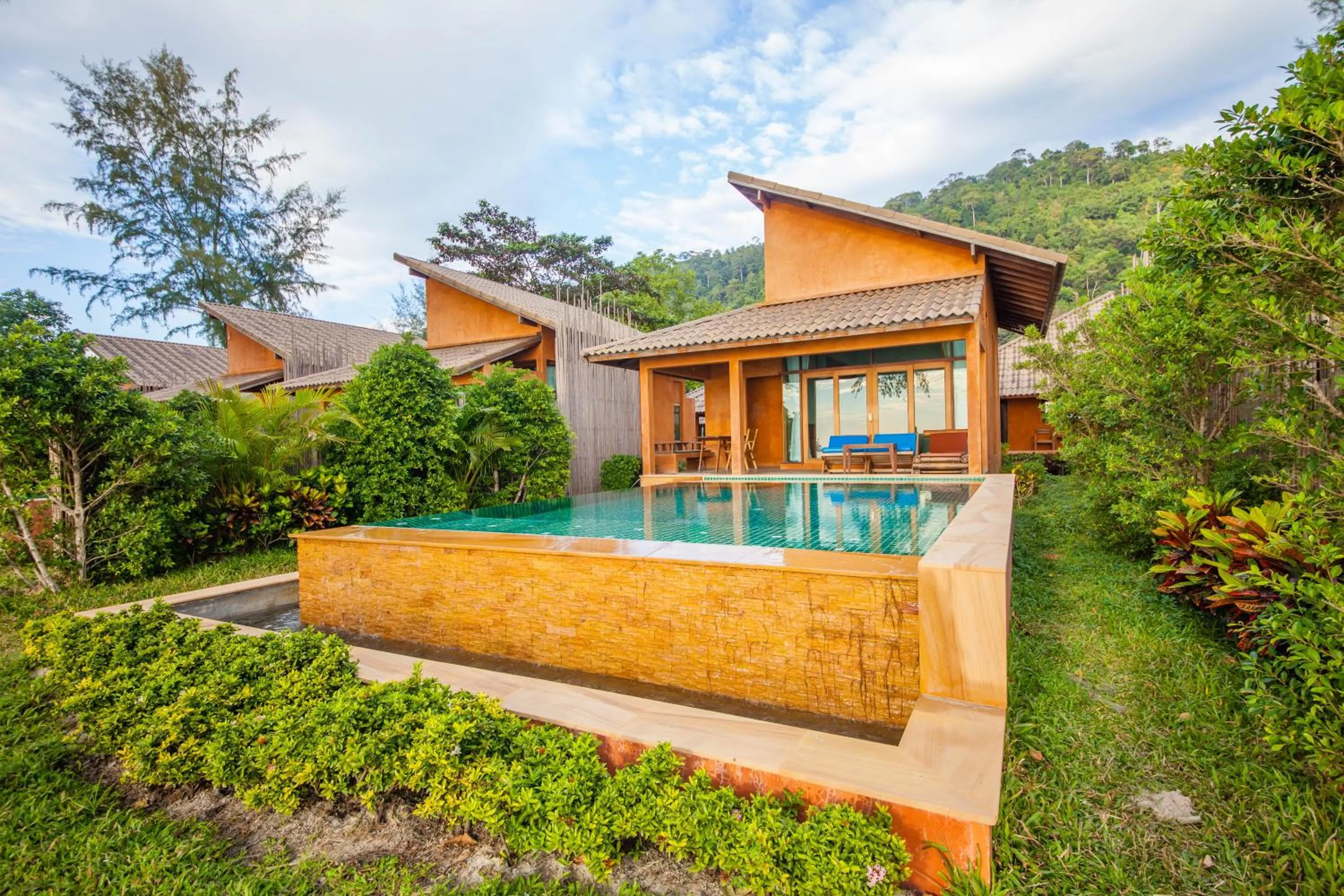 Swimming pool in Flora I Talay