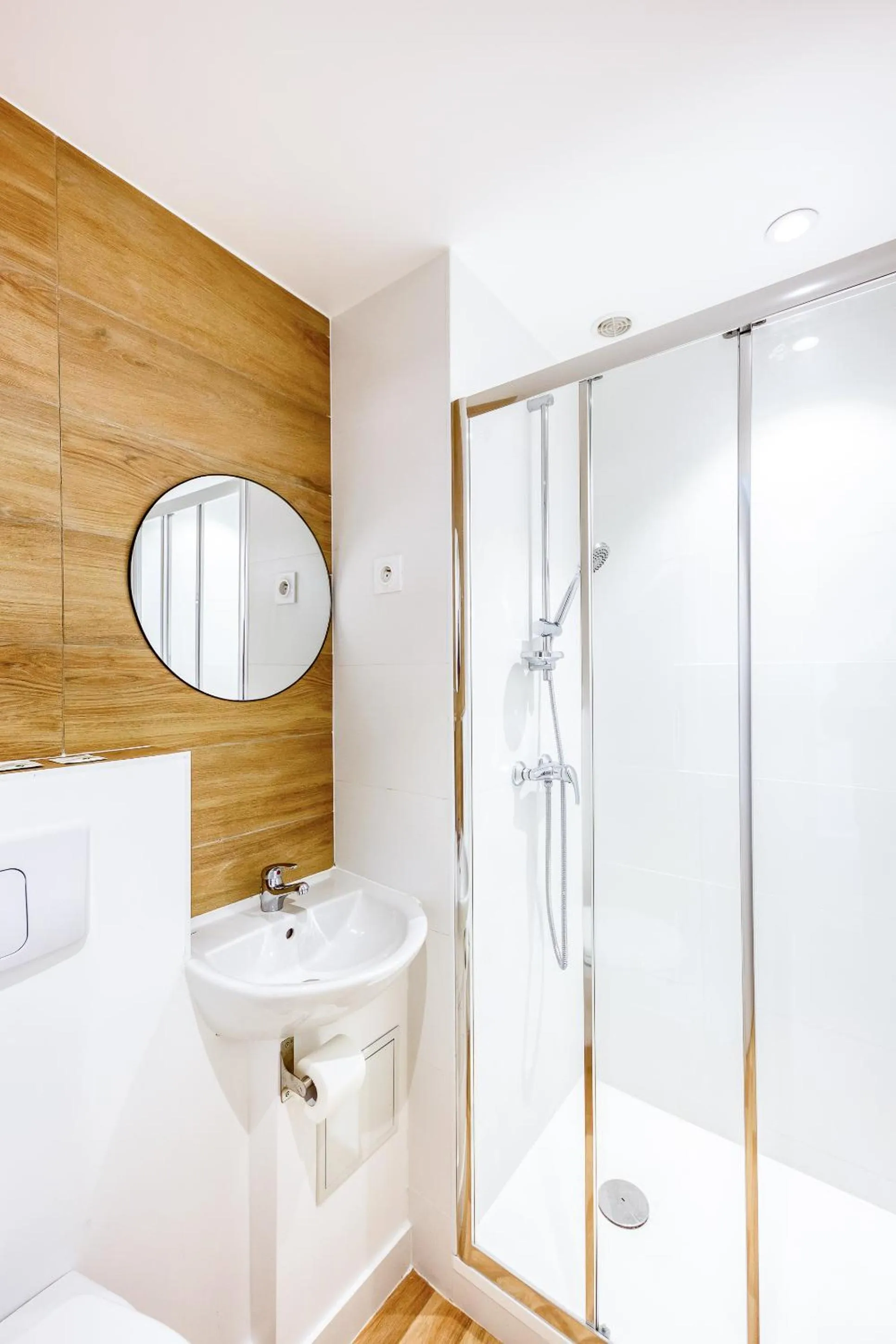 Shower in Premiere Classe Cergy Saint Christophe