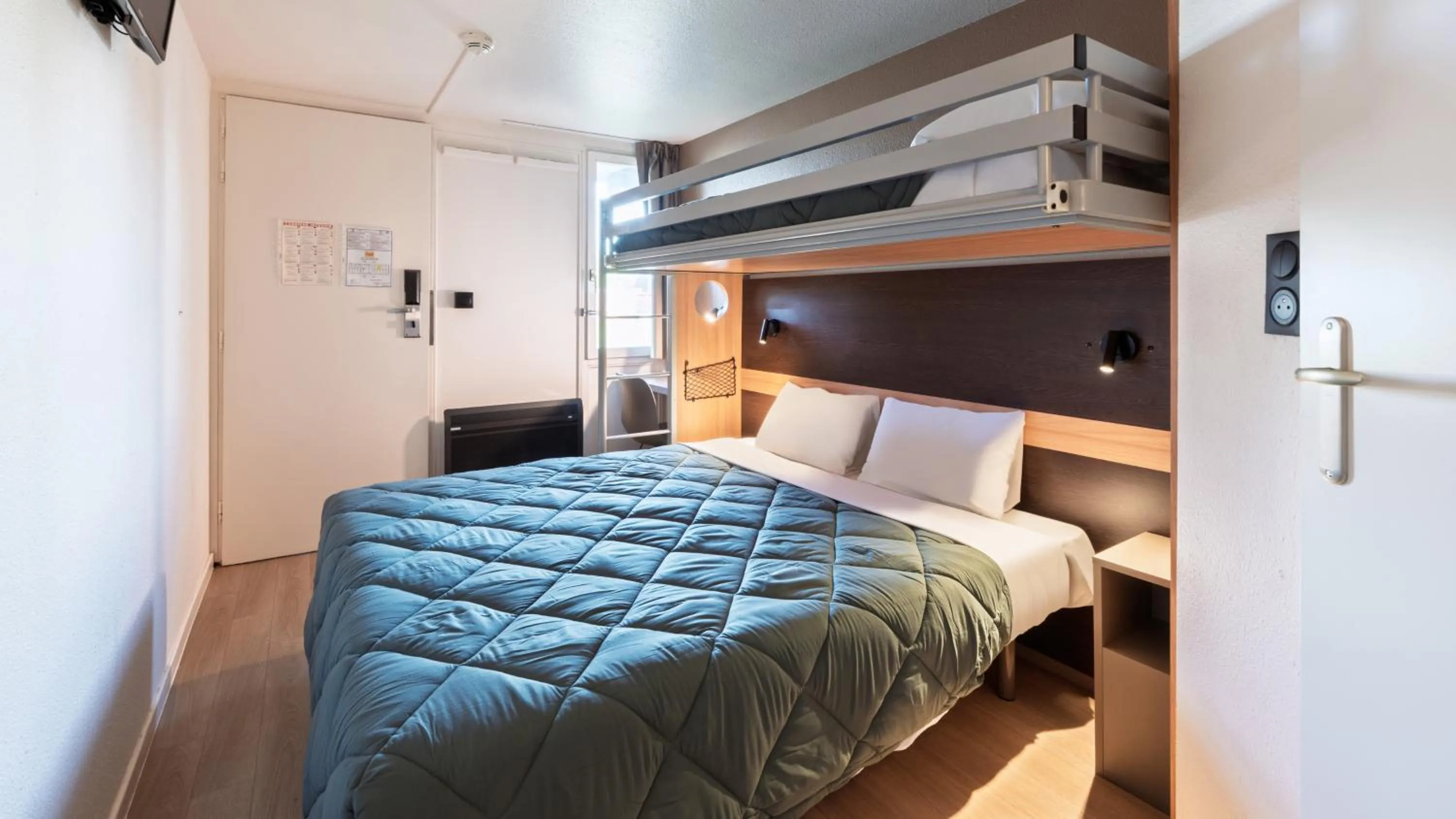 Photo of the whole room, Bed in Premiere Classe Lille Ouest - Lomme