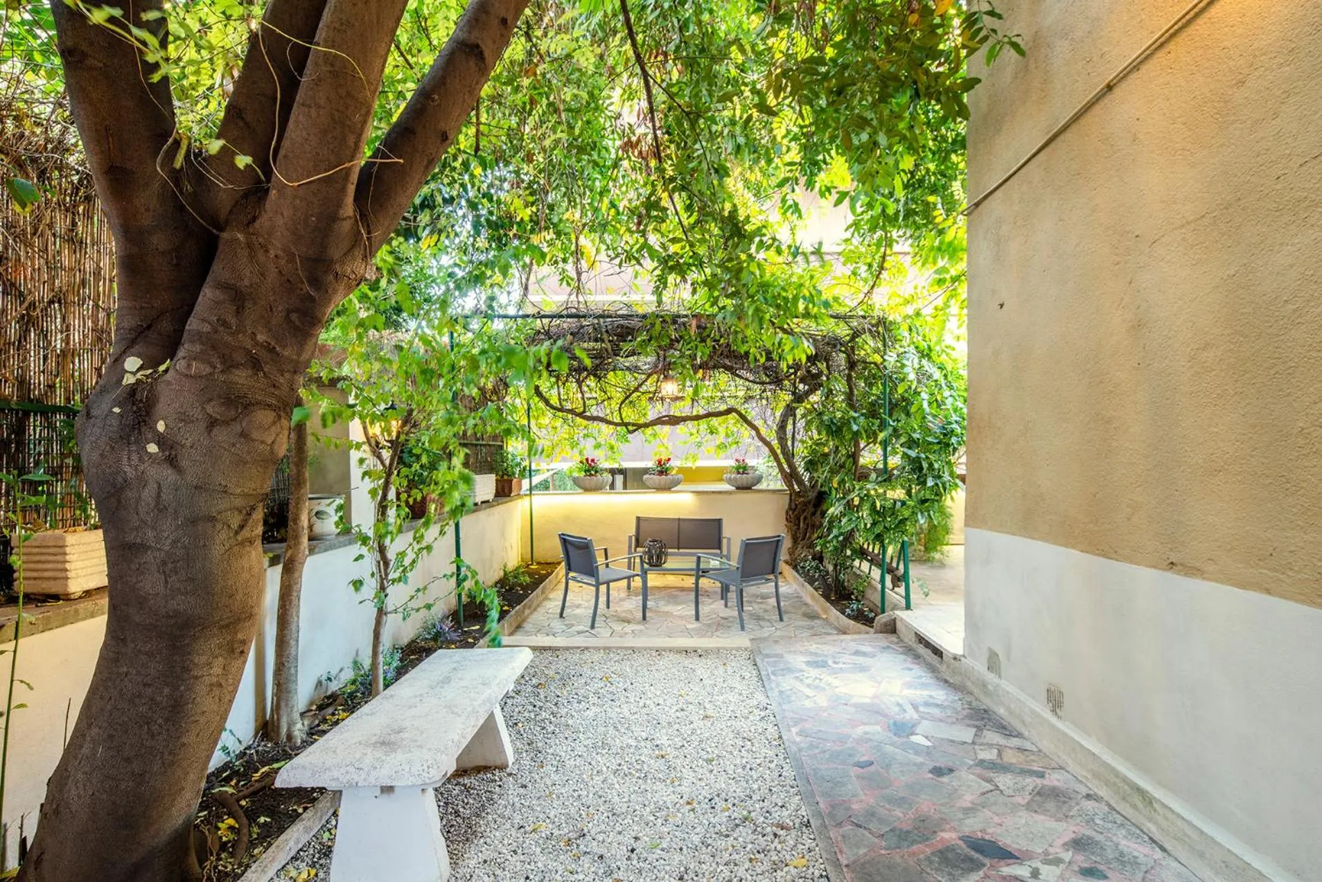 Garden in GARDEN HOUSE - Luxury Guest House - Self check-in only