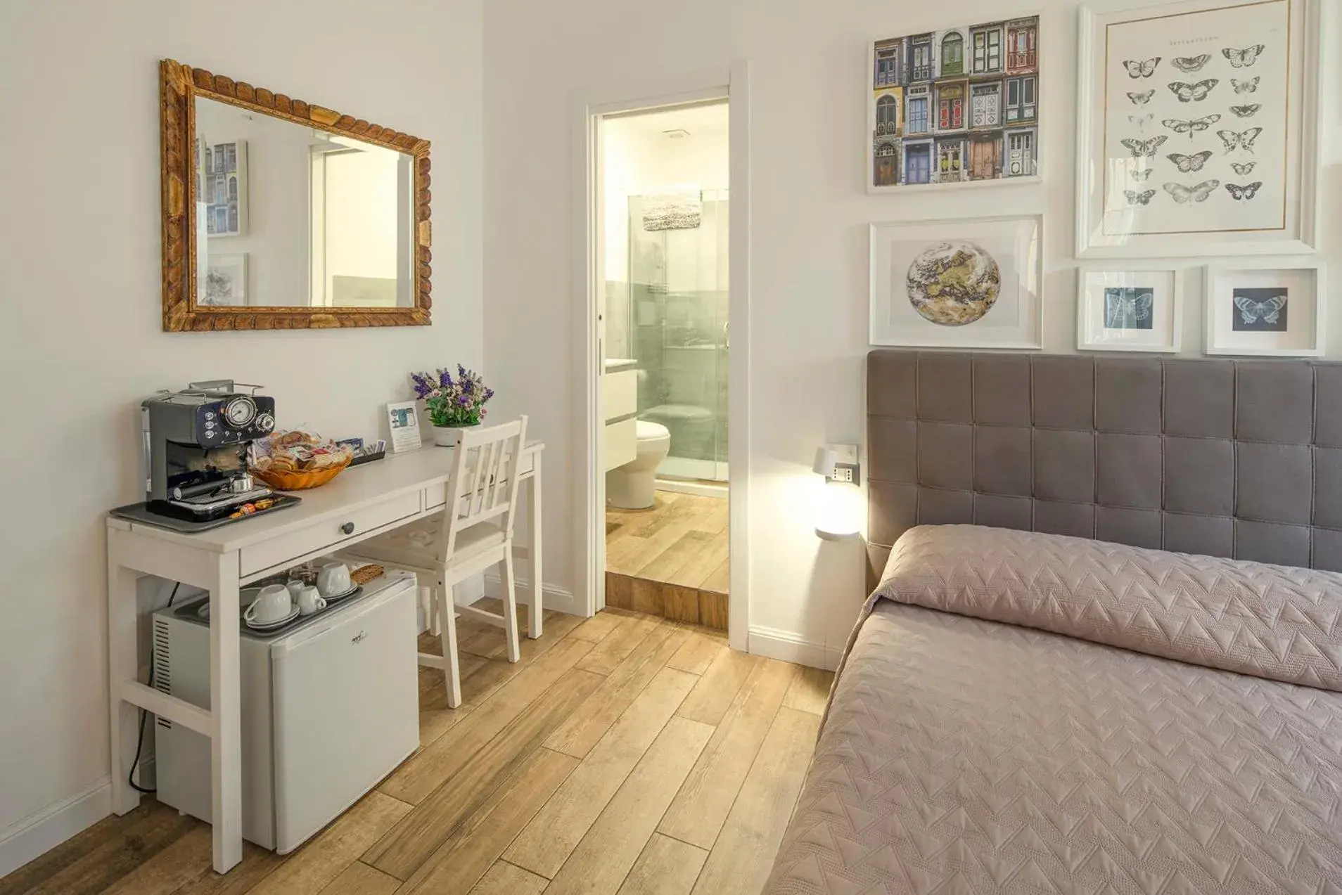 Deluxe King Room - single occupancy in GARDEN HOUSE - Luxury Guest House - Self check-in only Deluxe King Room - single occupancy in GARDEN HOUSE - Luxury Guest House - Self check-in only