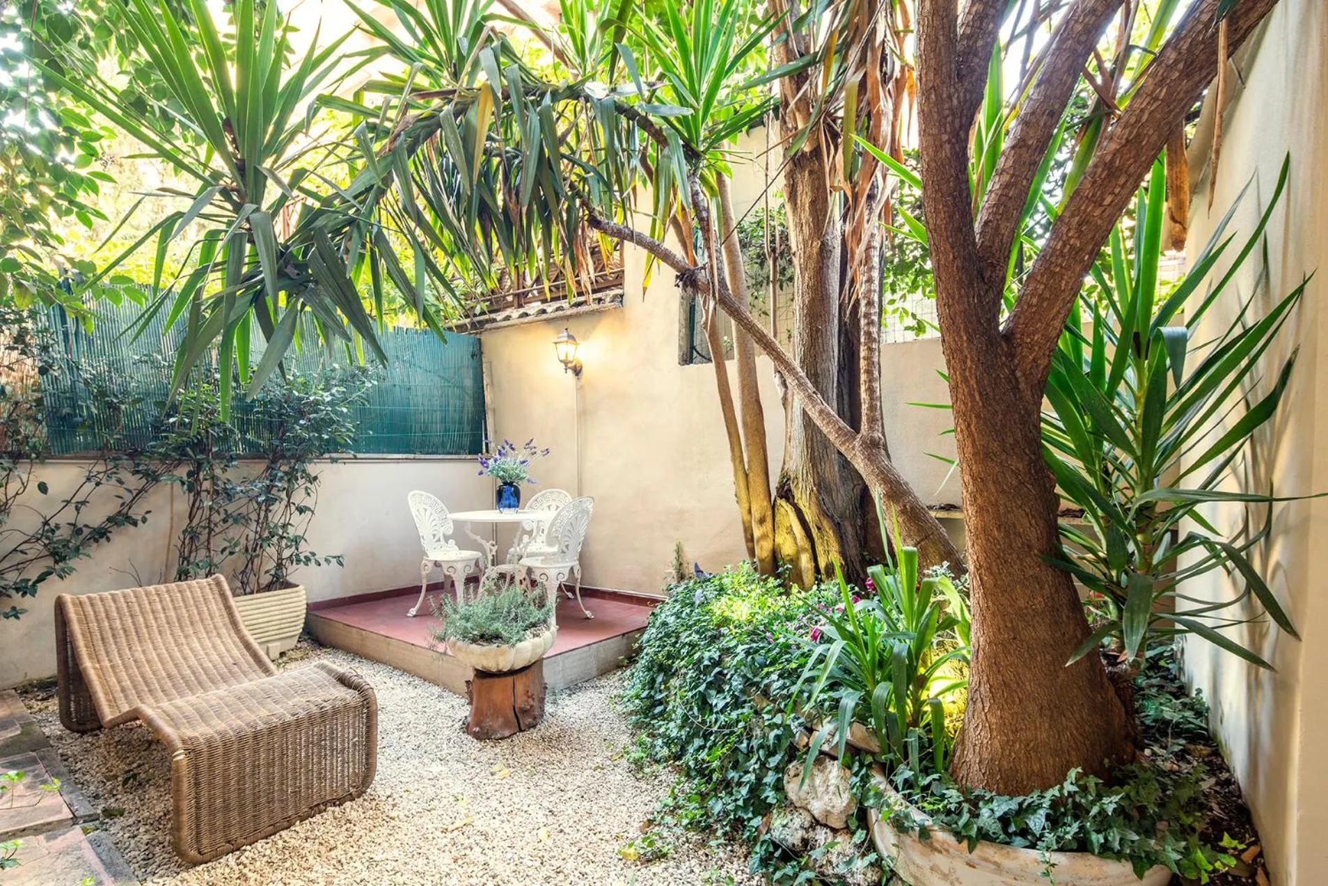 Garden in GARDEN HOUSE - Luxury Guest House - Self check-in only