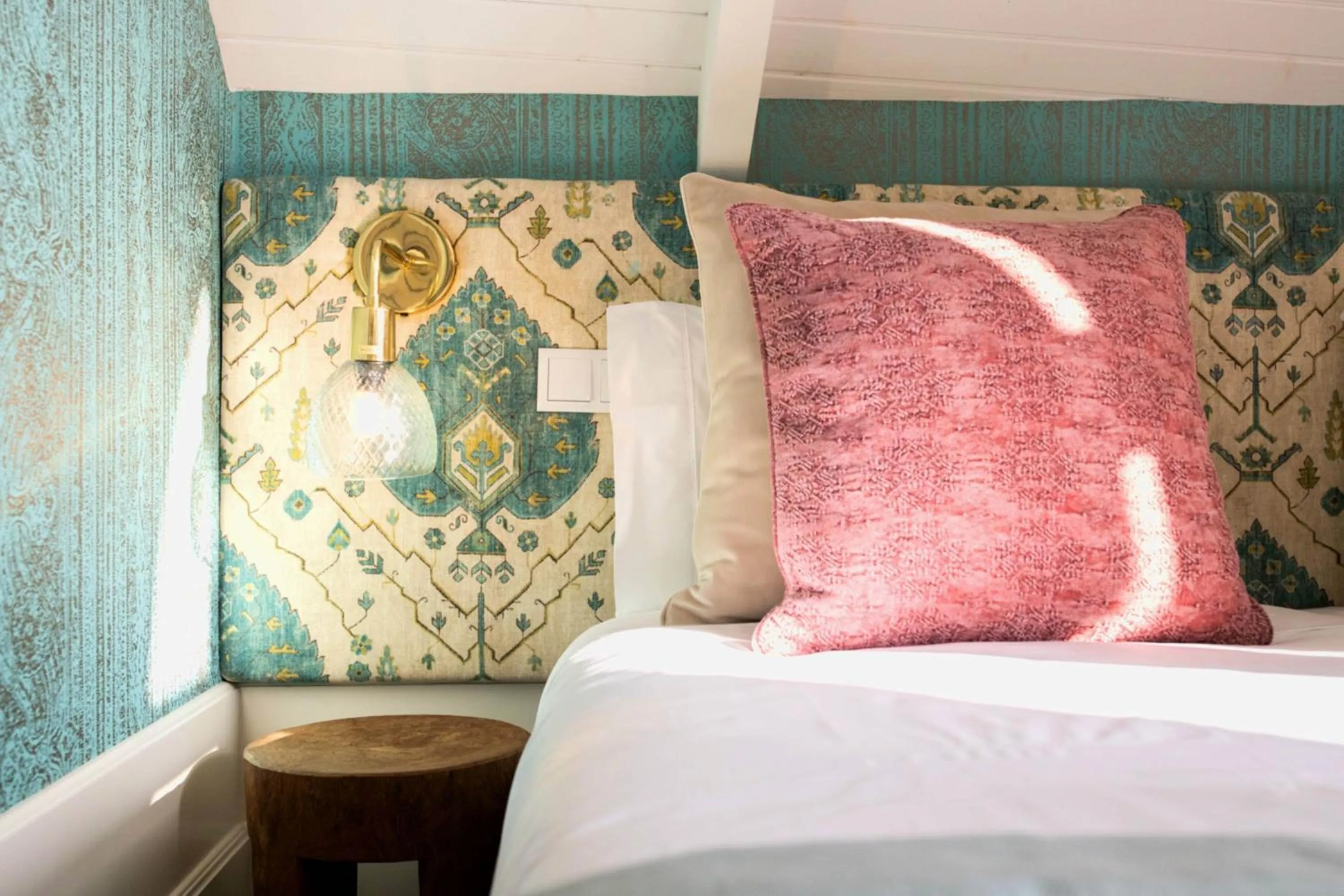 Bed in Harbour Inn Design Townhouse