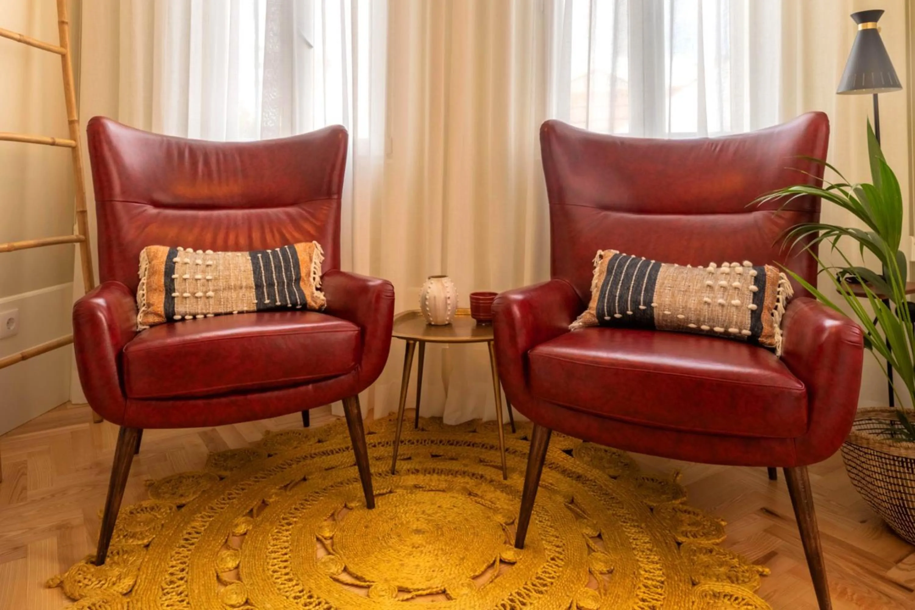 Communal lounge/ TV room in Harbour Inn Design Townhouse