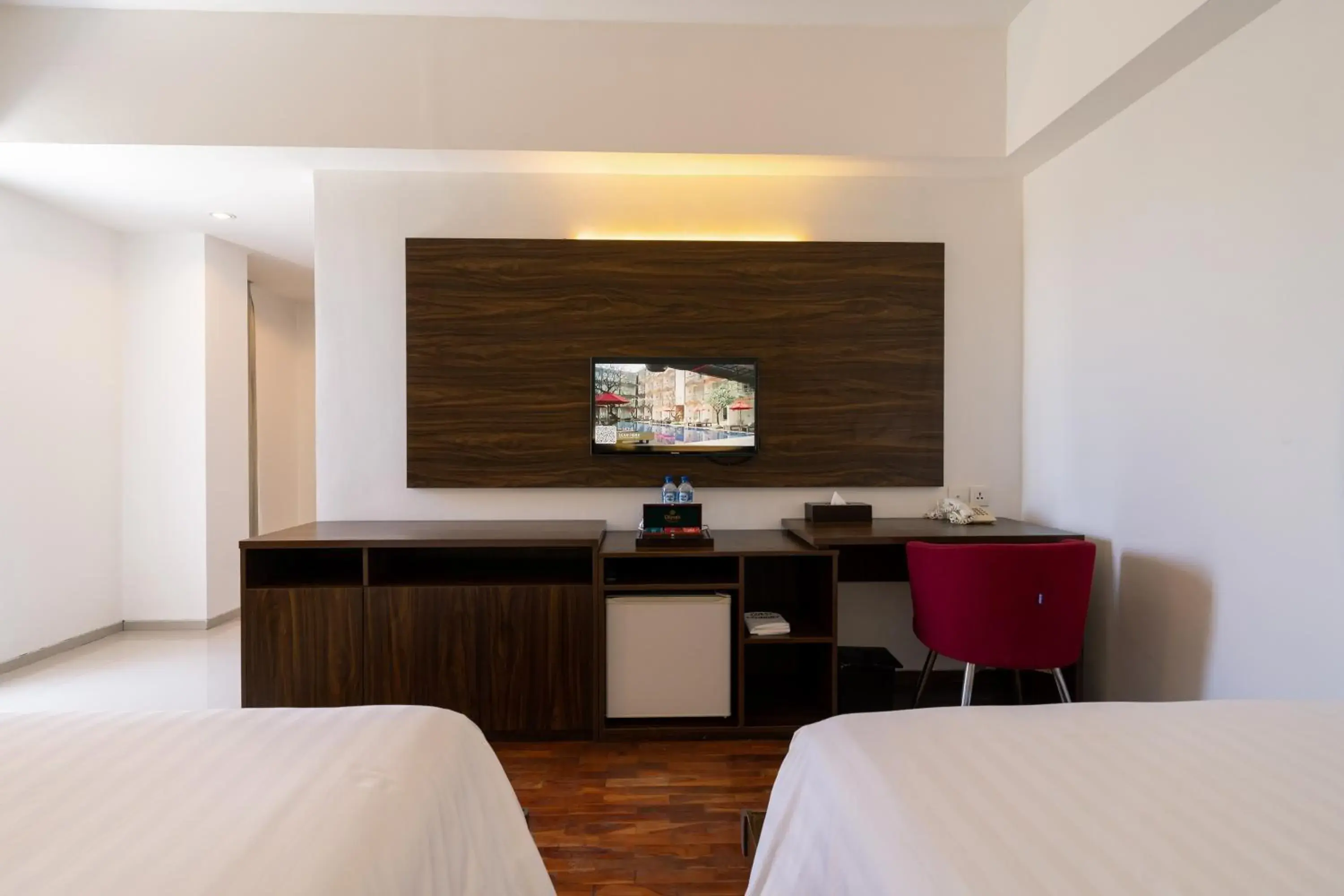 Bed, TV/Entertainment Center in The Bene Hotel