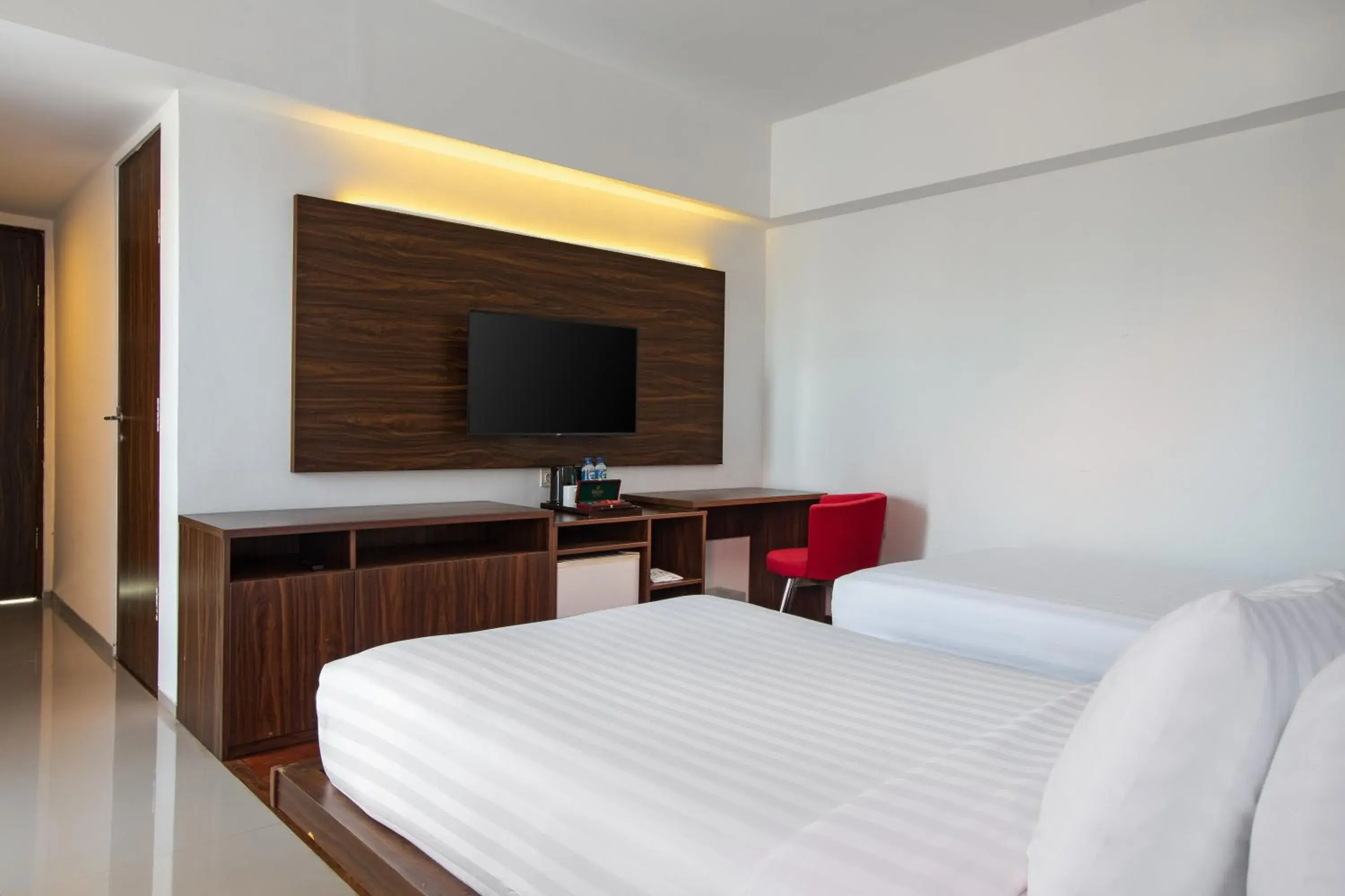 Bed, TV/Entertainment Center in The Bene Hotel