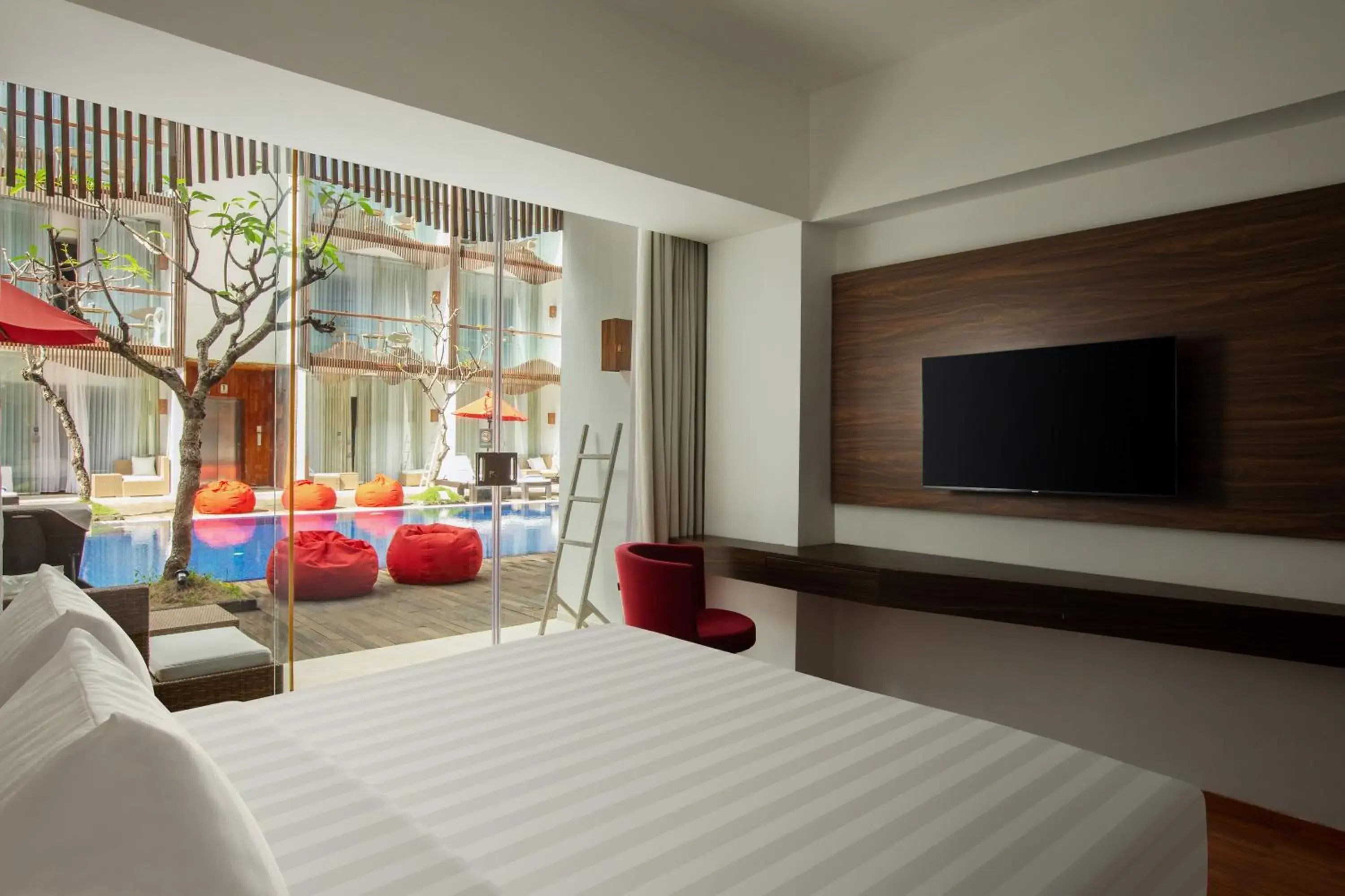 Bed, TV/Entertainment Center in The Bene Hotel