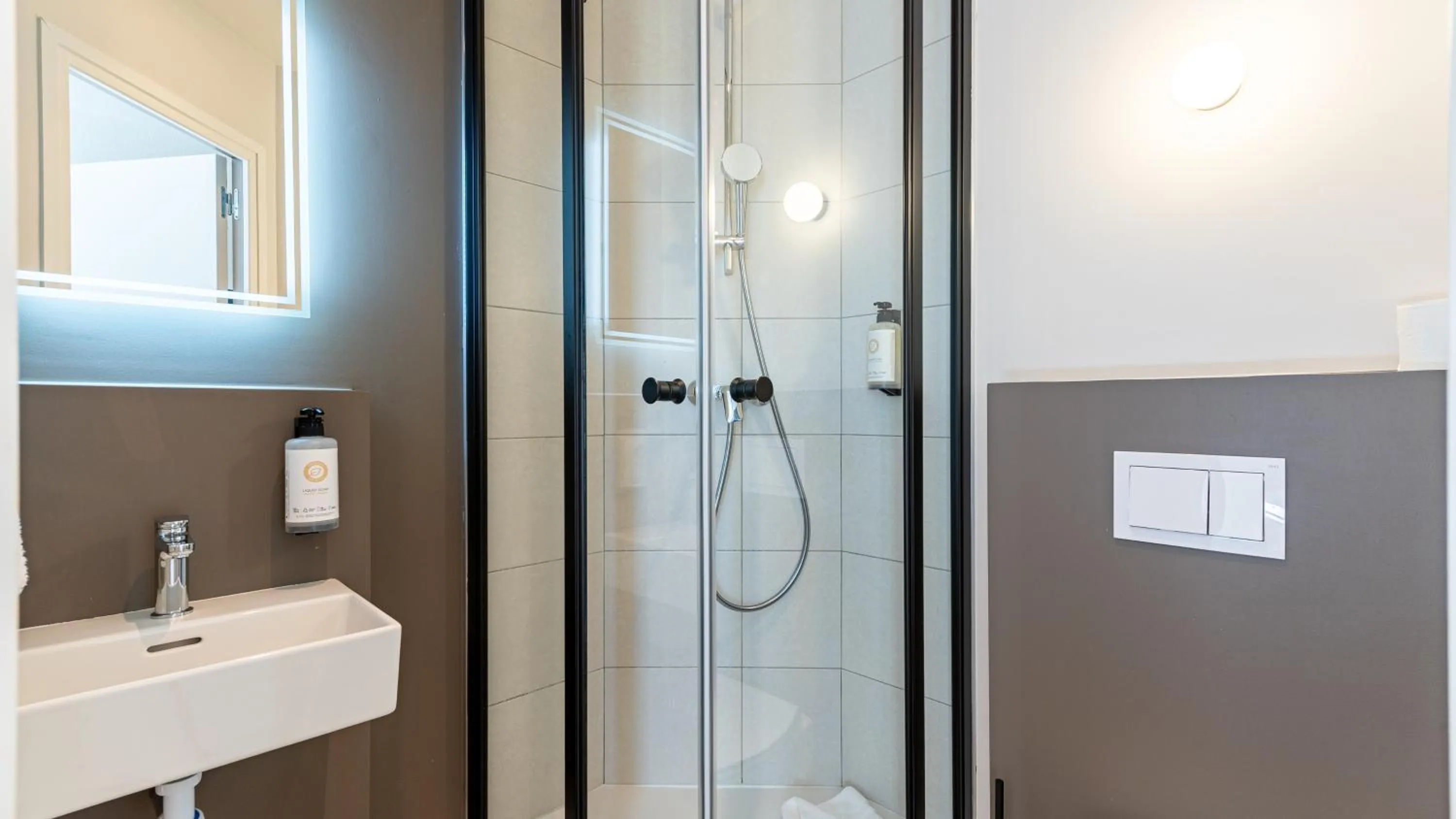 Shower in Première Classe Marne-la-Vallée - Bussy Saint Georges