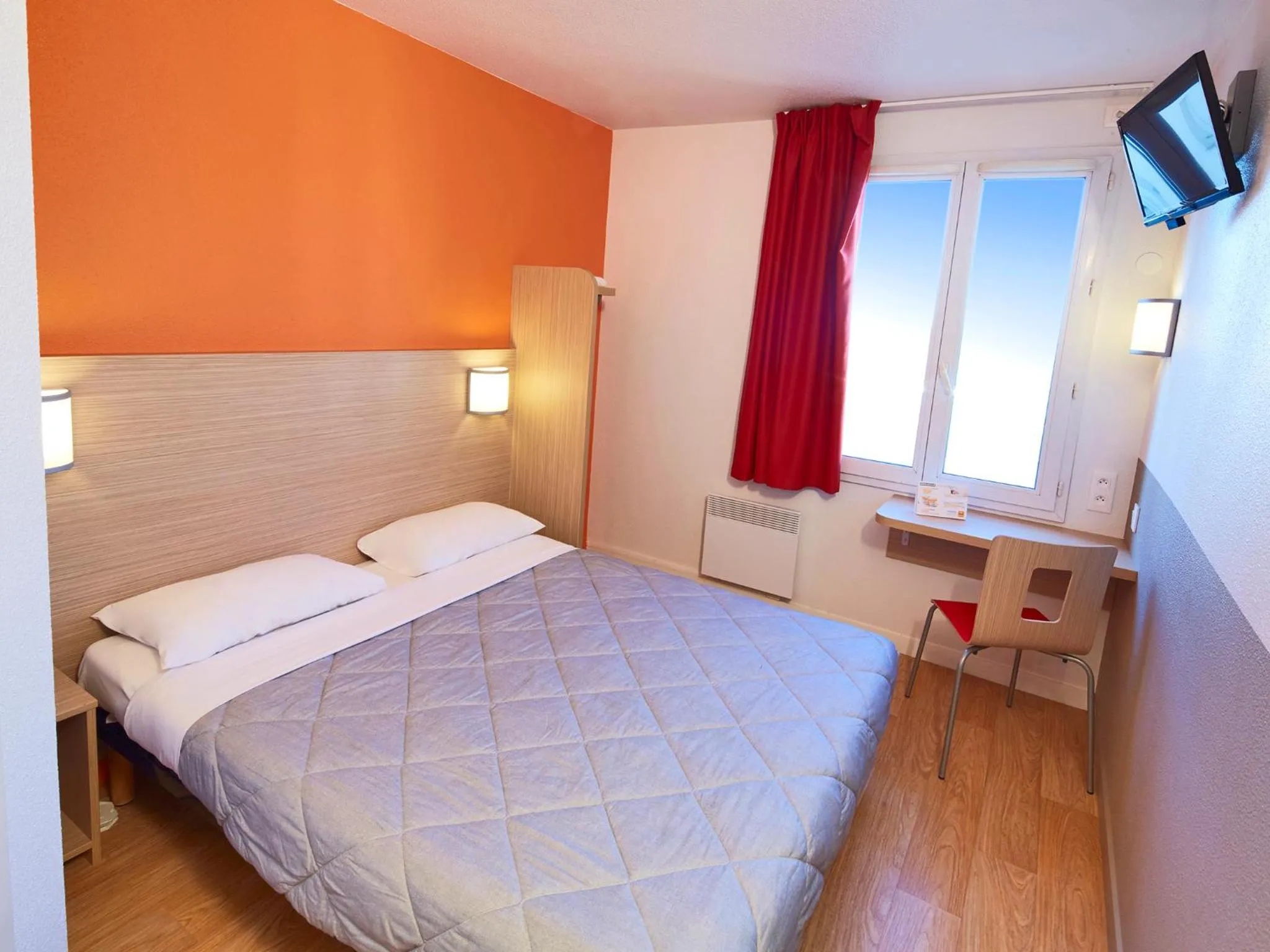 Photo of the whole room, Bed in Première Classe Marne la Vallée - Bussy Saint Georges