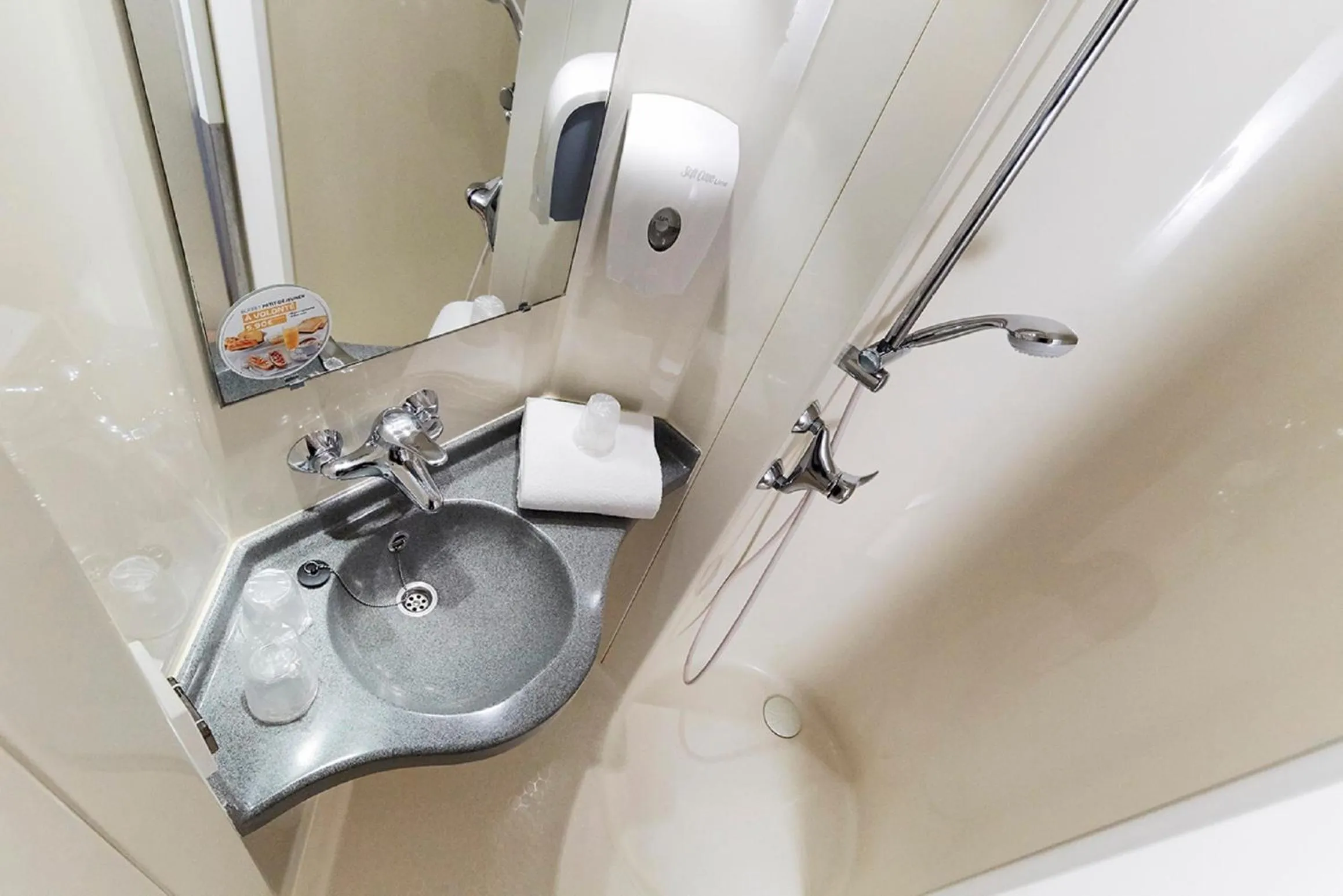 Shower in Première Classe Marne la Vallée - Bussy Saint Georges