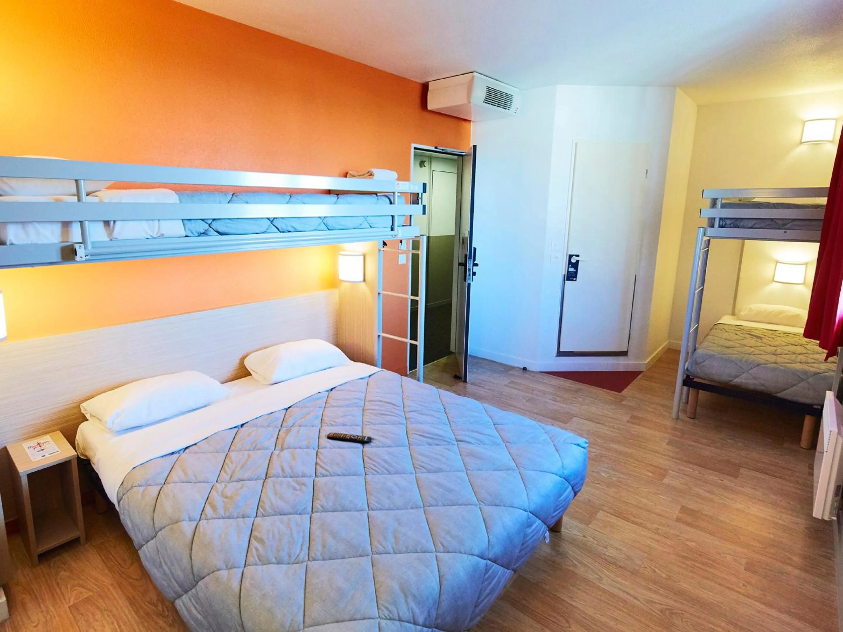 Shower, Bed in Première Classe Marne la Vallée - Bussy Saint Georges