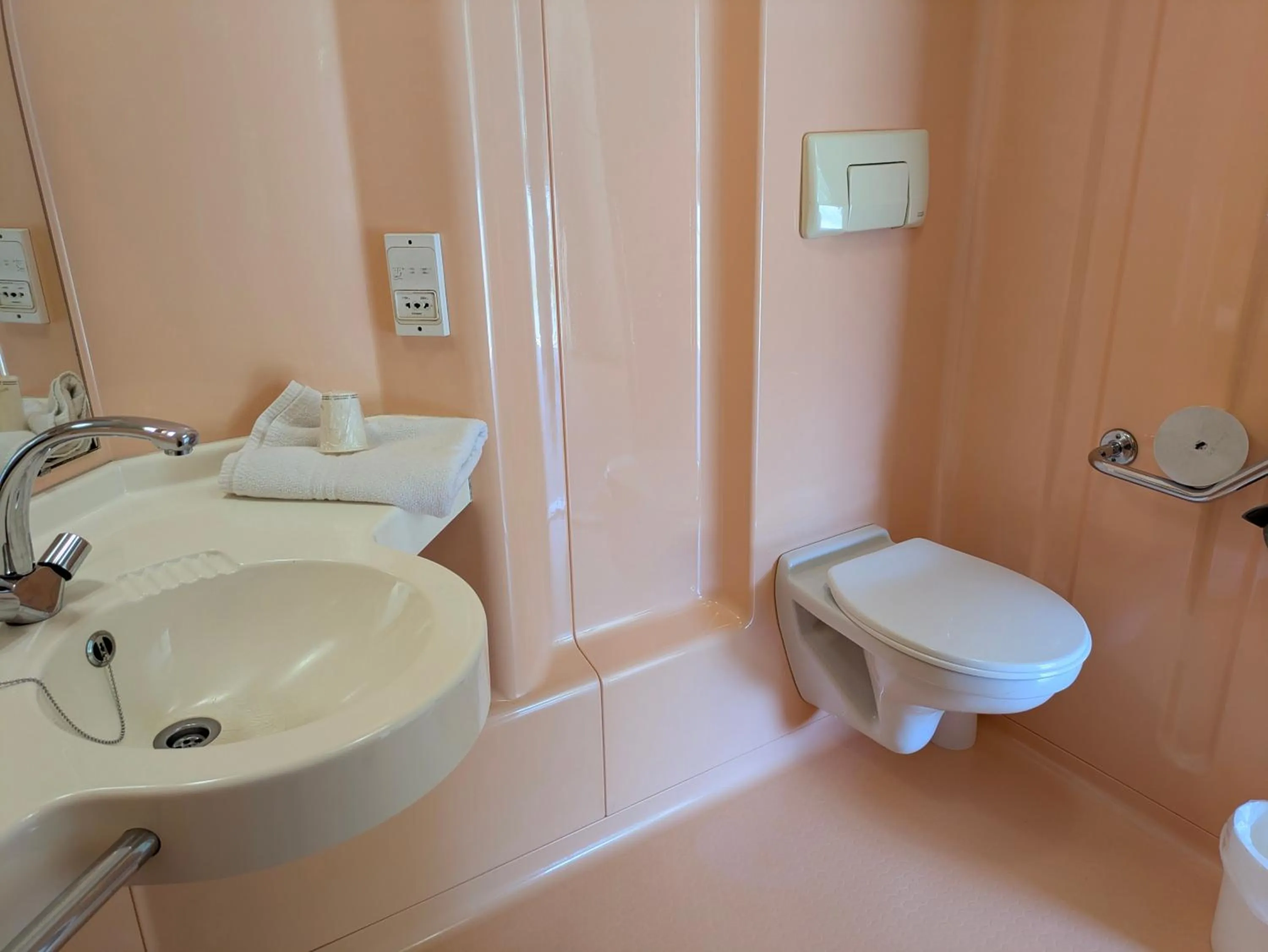 Toilet in Premiere Classe Limoges Nord