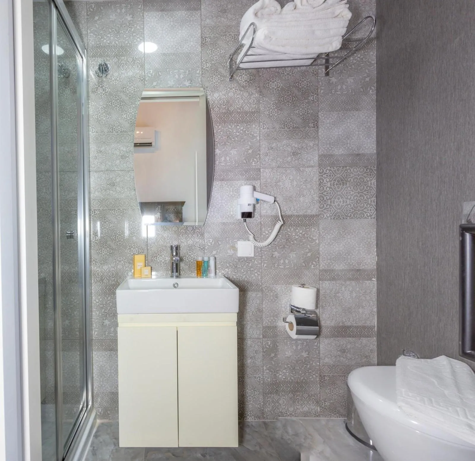 Bathroom in Cedrus Hotel