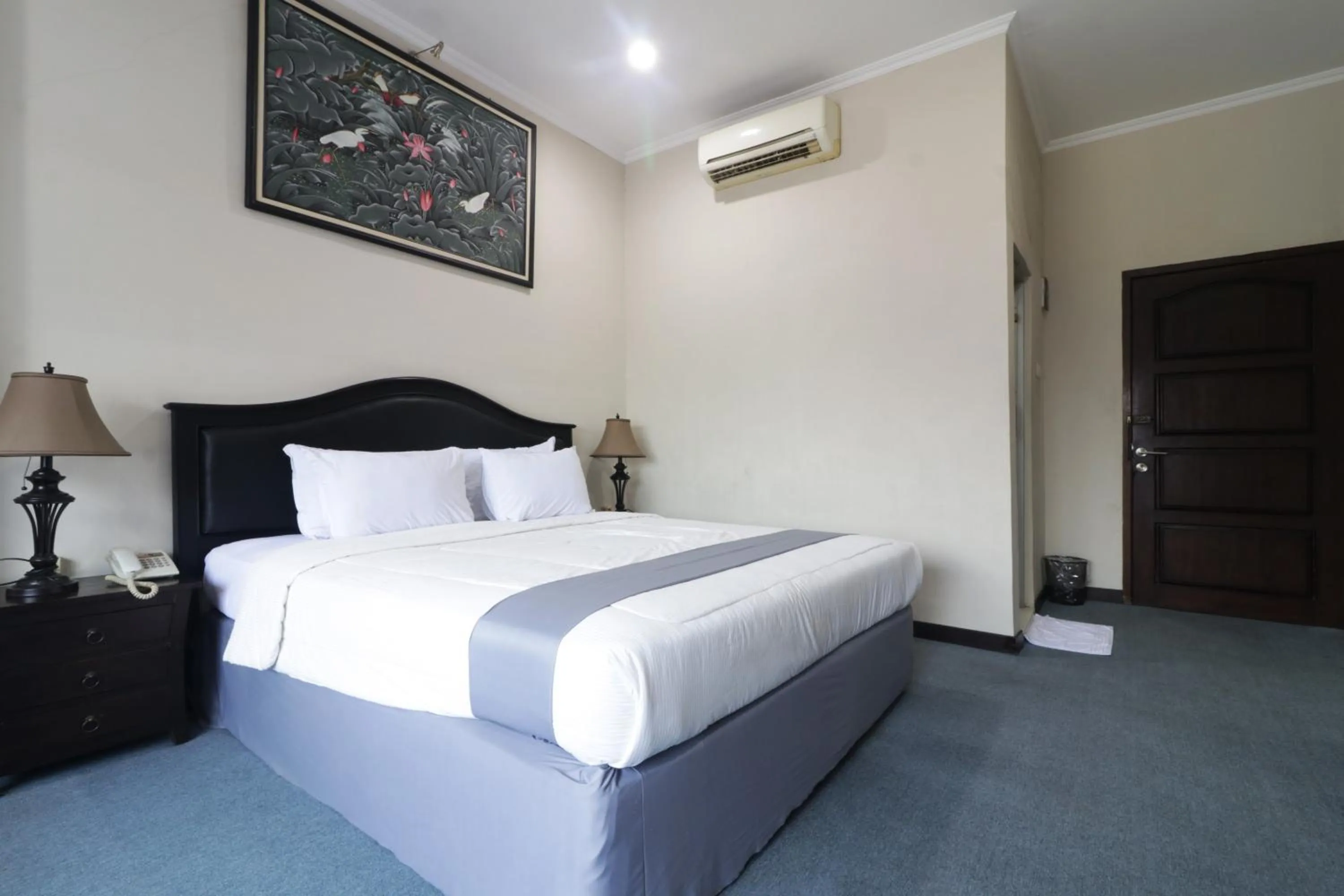 Bed in Hotel Antariksa