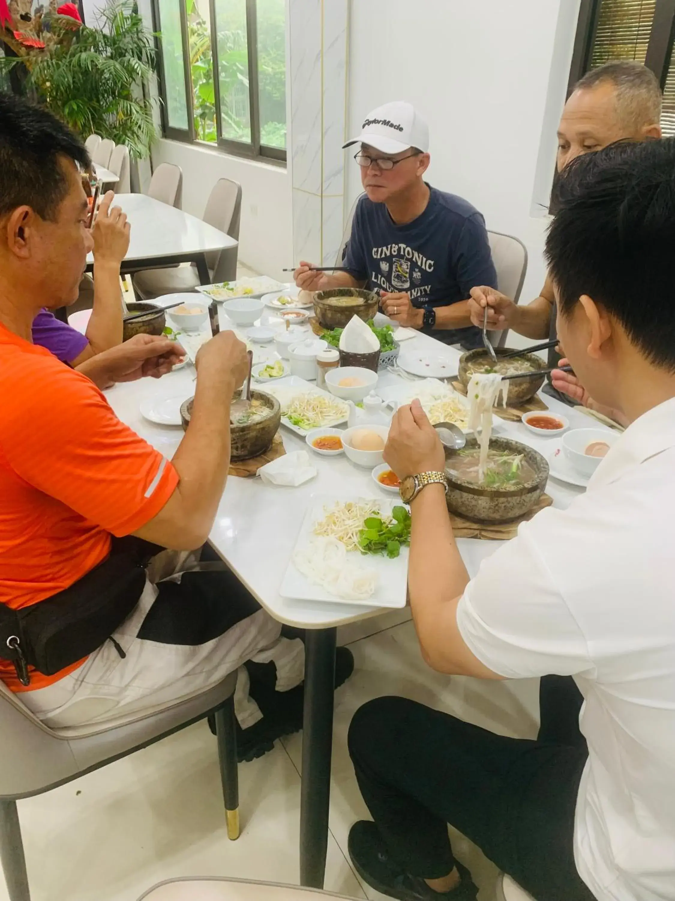 Restaurant/places to eat in TAM COC SUNSHINE HOTEL Restaurant/places to eat in TAM COC SUNSHINE HOTEL