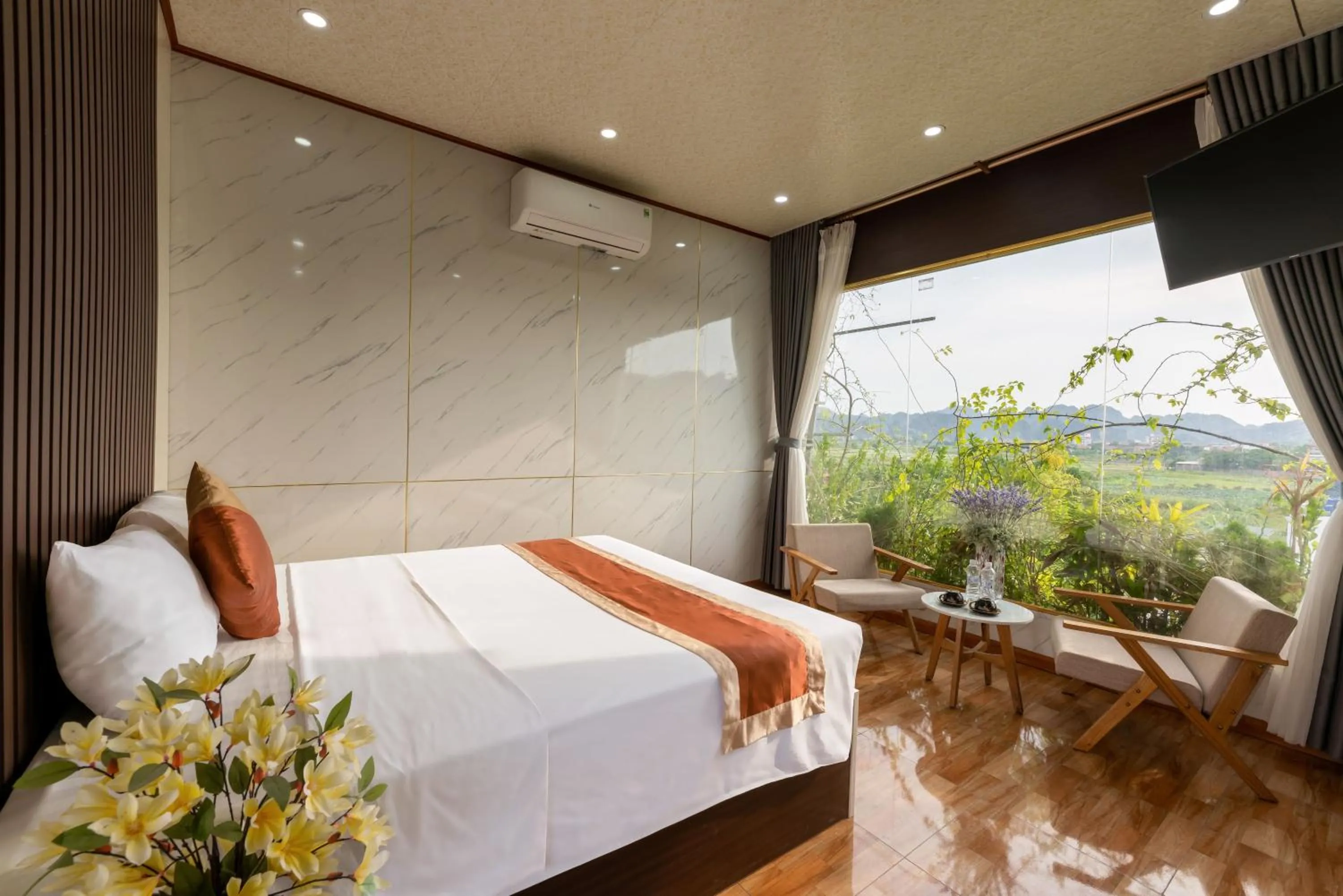 Photo of the whole room, Bed in TAM COC SUNSHINE HOTEL