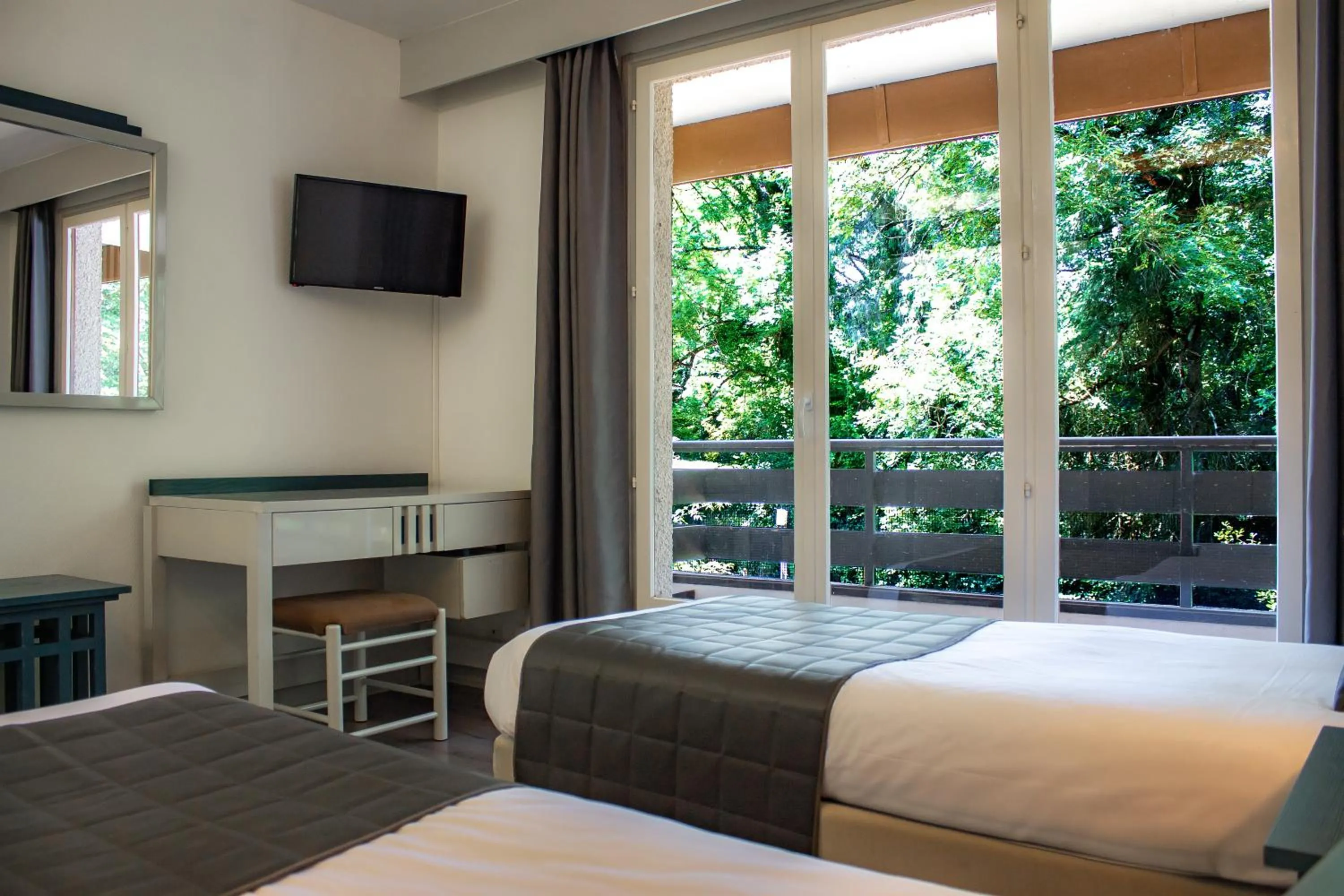 Photo of the whole room, Bed in Garden & City Capvern-les-Bains
