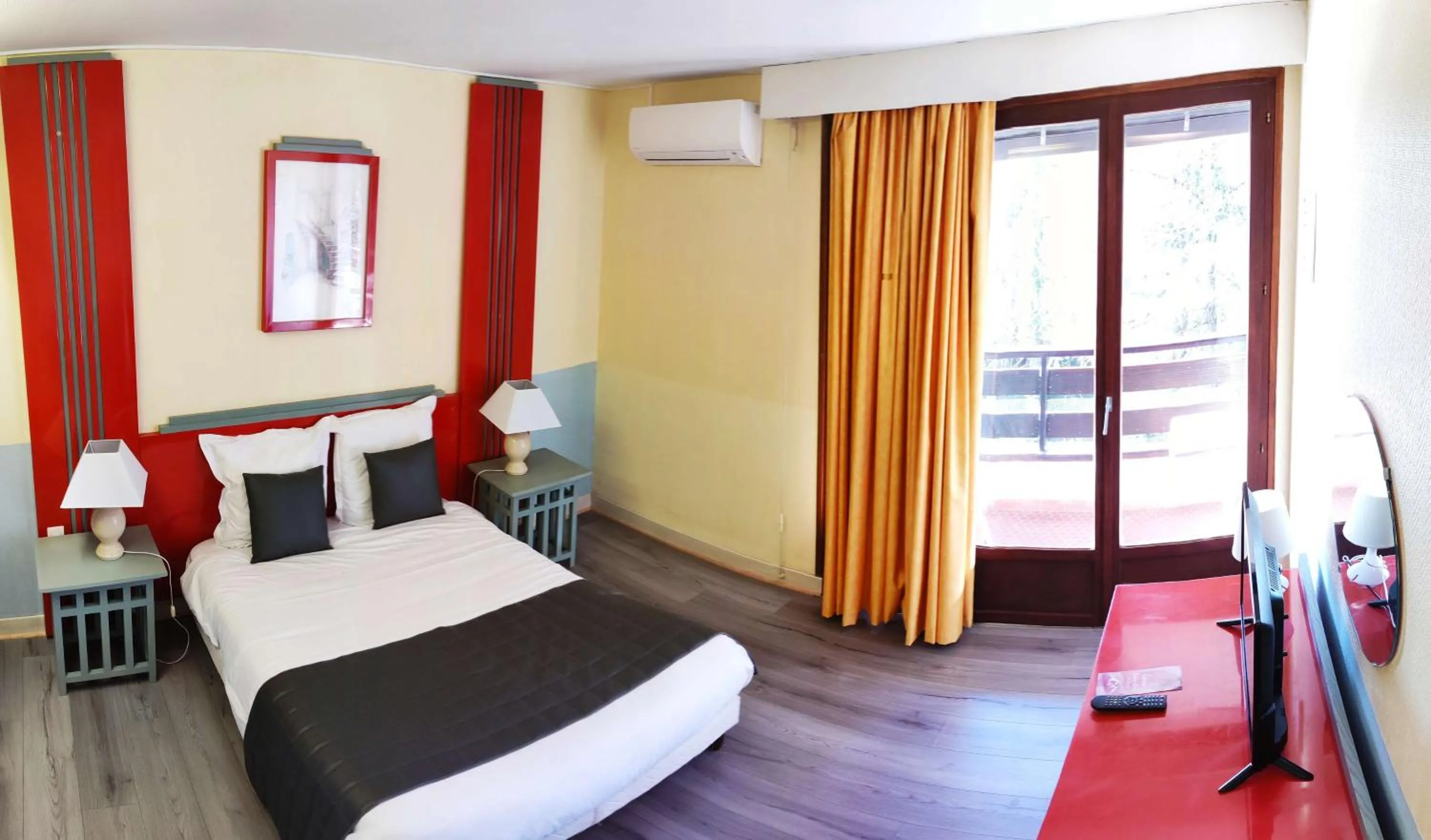 Photo of the whole room, Bed in Garden & City Capvern-les-Bains